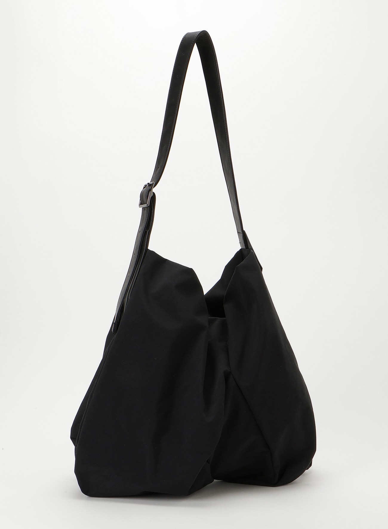 Angular bag(Wrinkle Nylon)(2026/11/6 12:00 Release)
