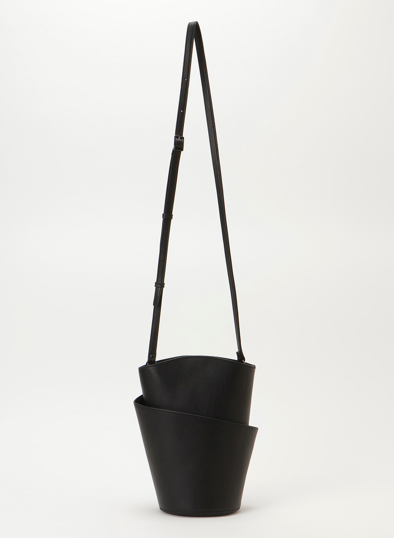 Twist bucket pochette bag(2026/10/2 12:00 Release)