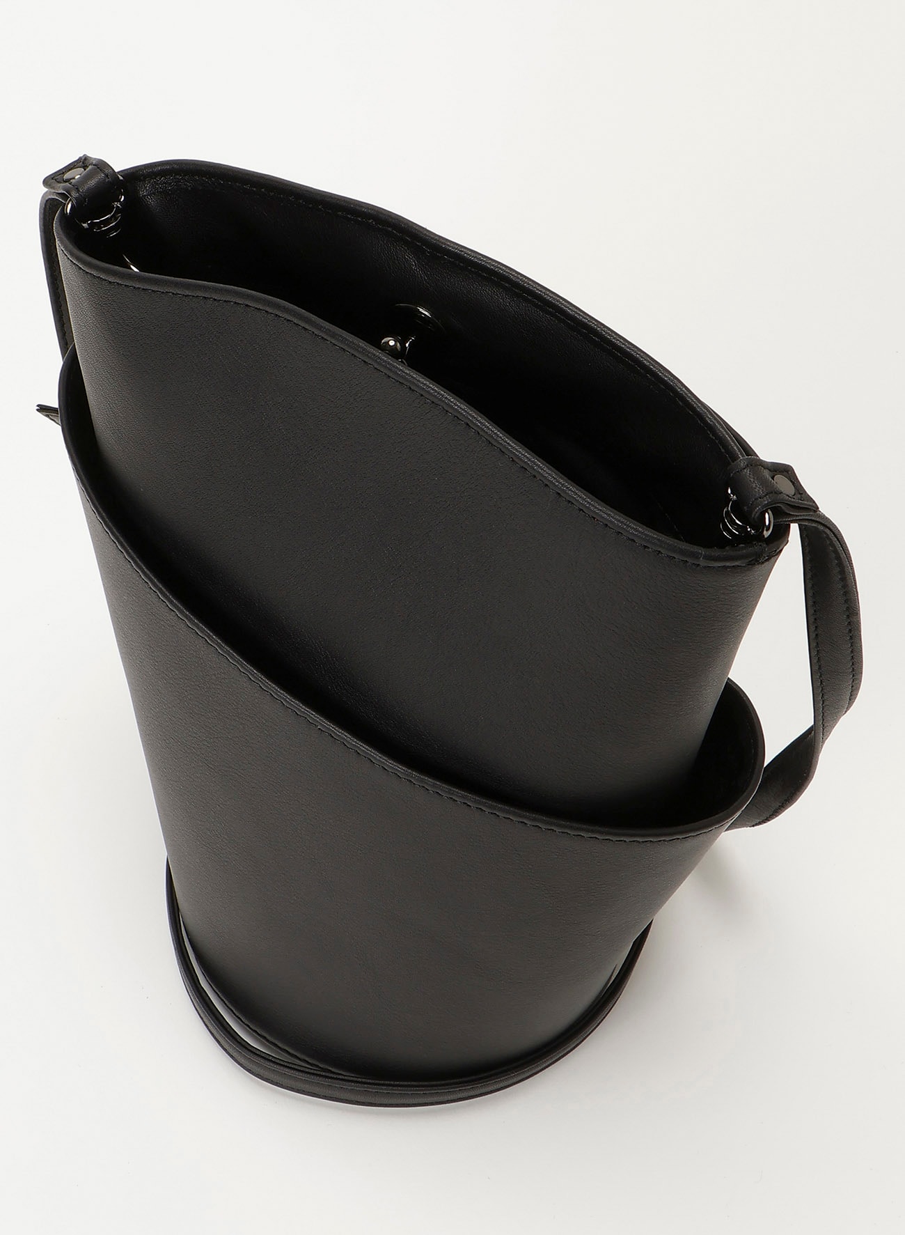 Twist bucket pochette bag(2026/10/2 12:00 Release)