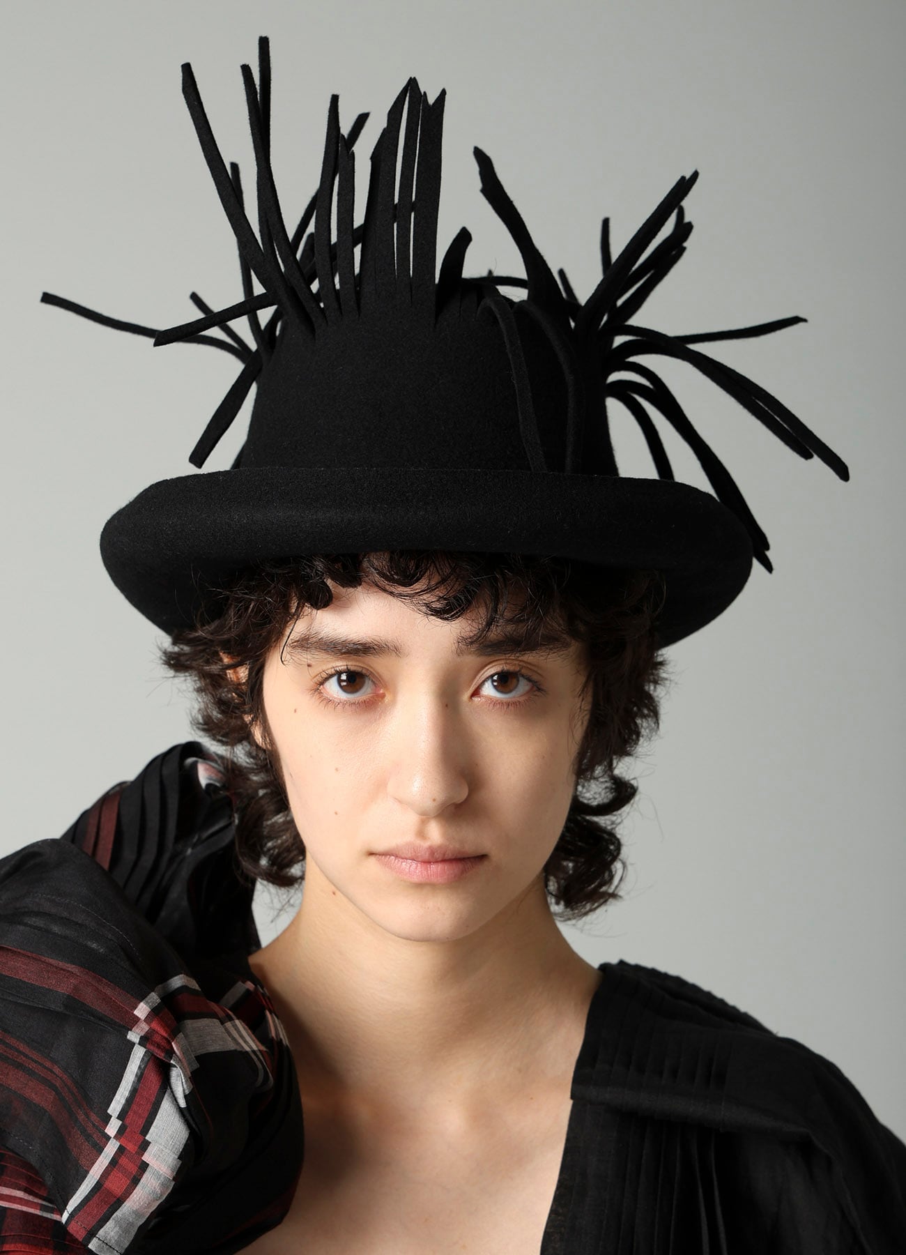 WOOL FELT BK TOP FRINGE HAT A
