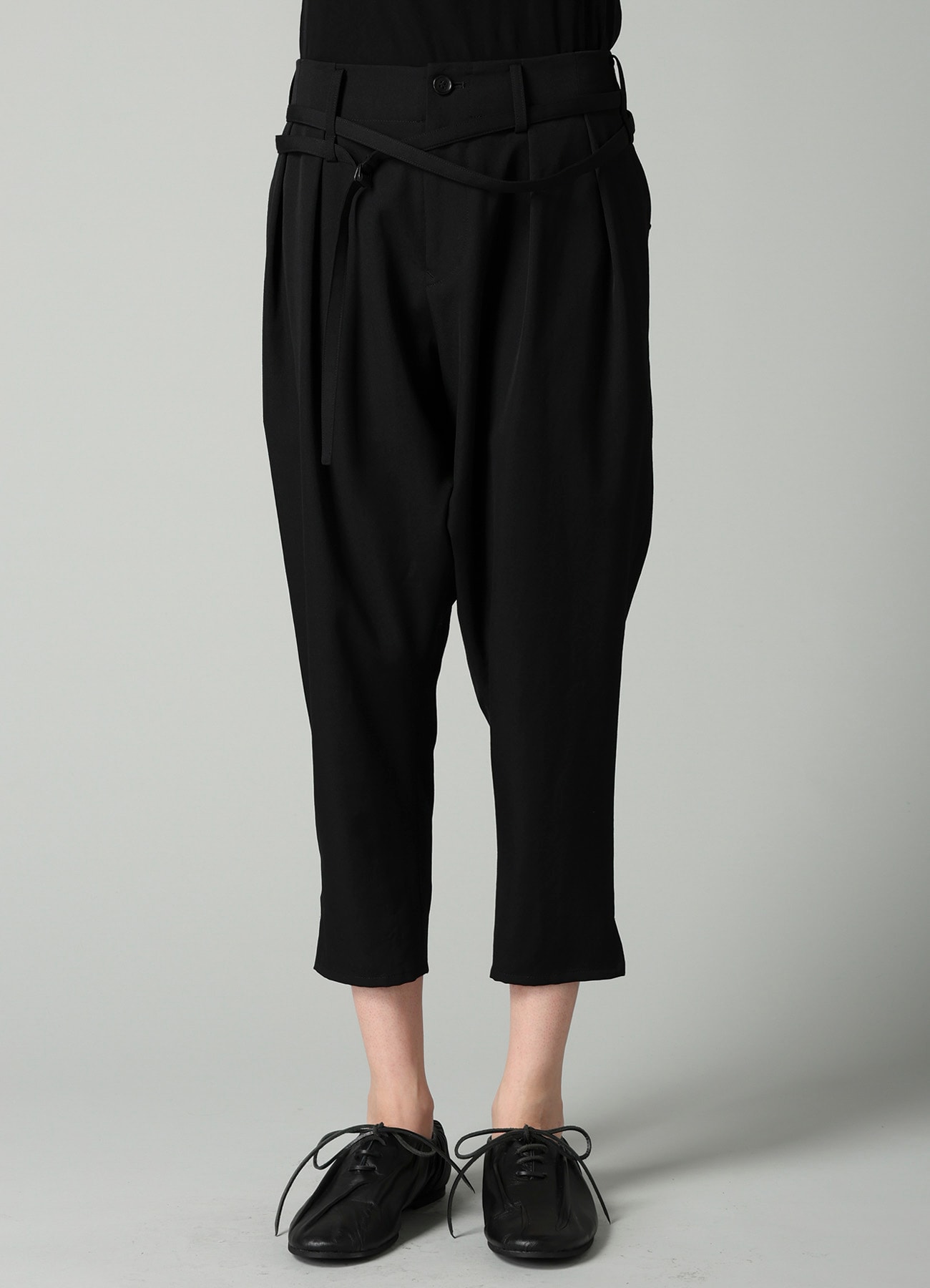 GABARDINE SLIM BELTED POINT PANTS