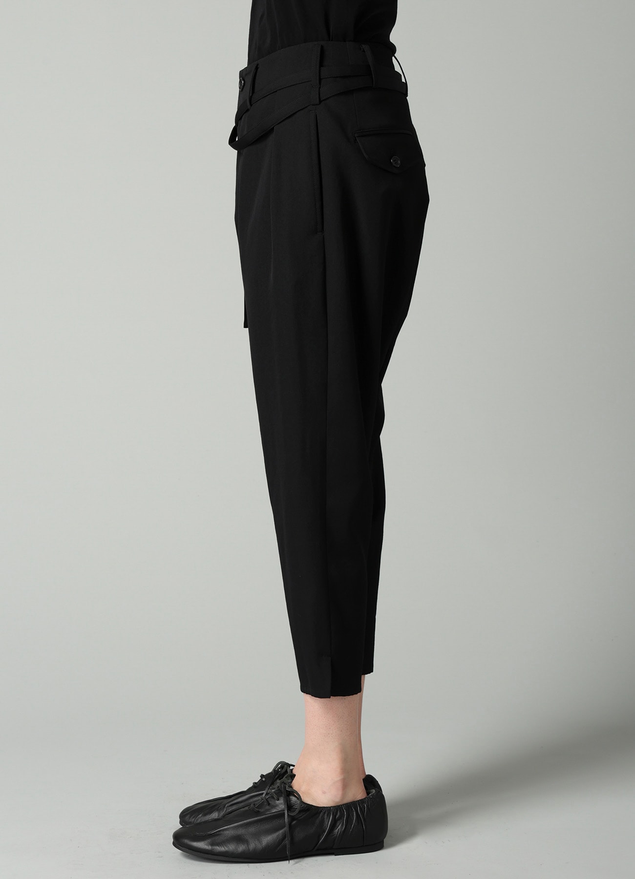 GABARDINE SLIM BELTED POINT PANTS