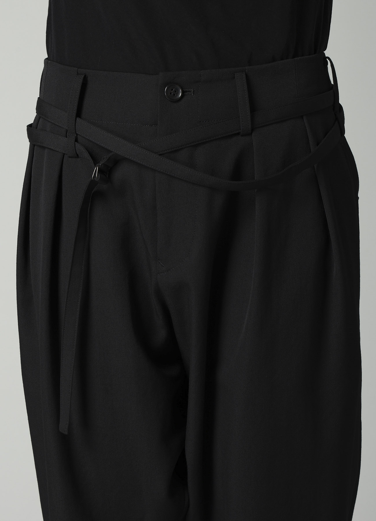 GABARDINE SLIM BELTED POINT PANTS