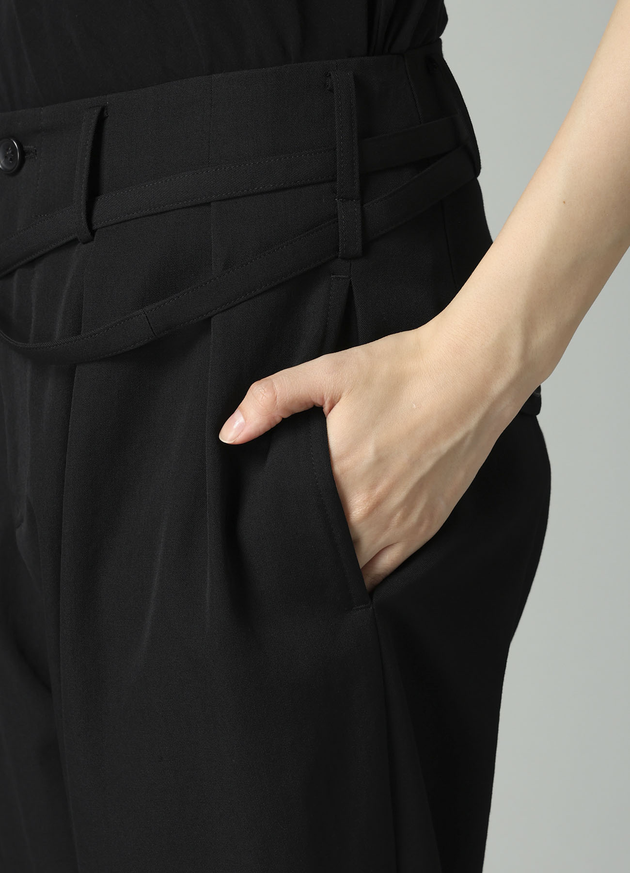 GABARDINE SLIM BELTED POINT PANTS