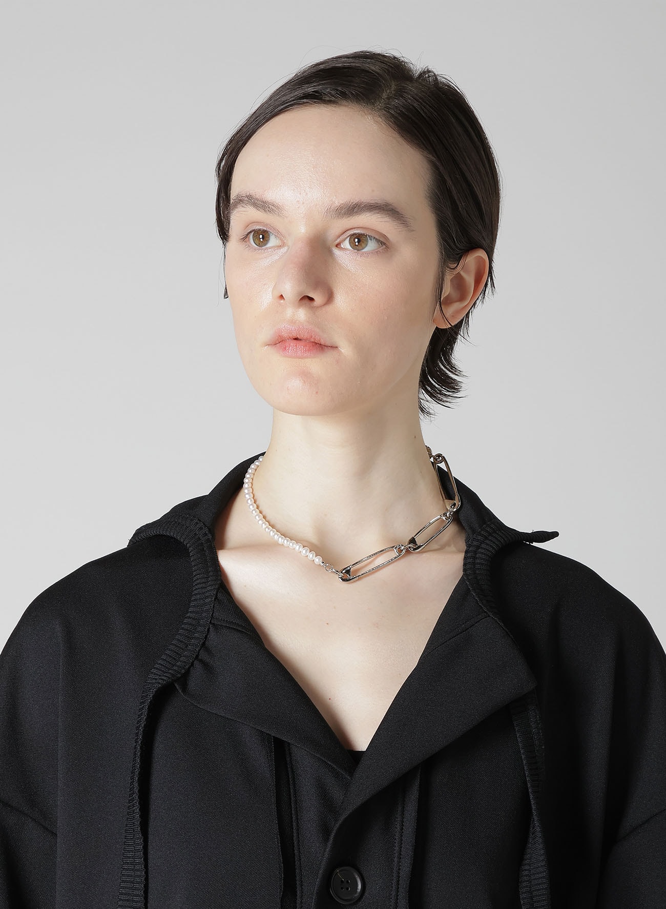 PEARL/BRASS B PEARL PIN CHOKER