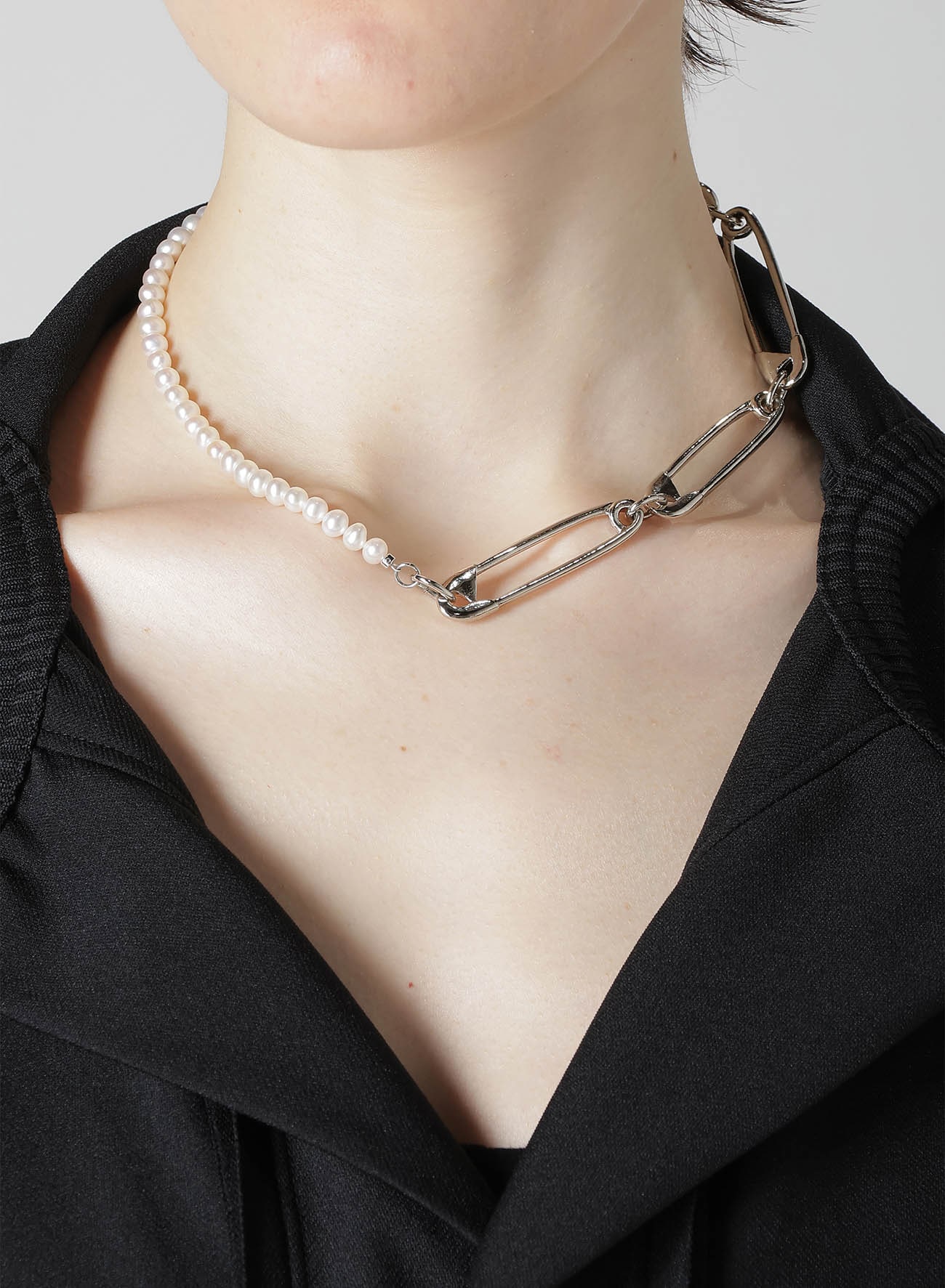 PEARL/BRASS B PEARL PIN CHOKER