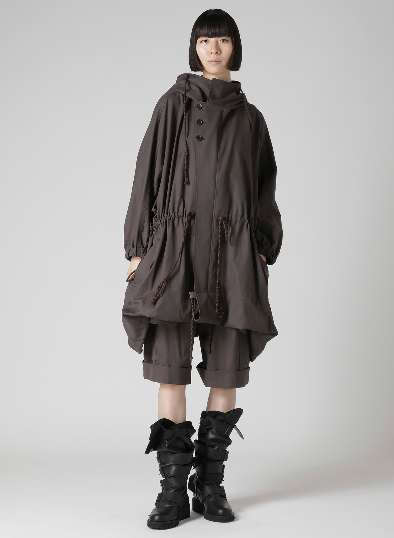 S HIGH-TWISTED GABARDINE SHORT CARGO PANTS