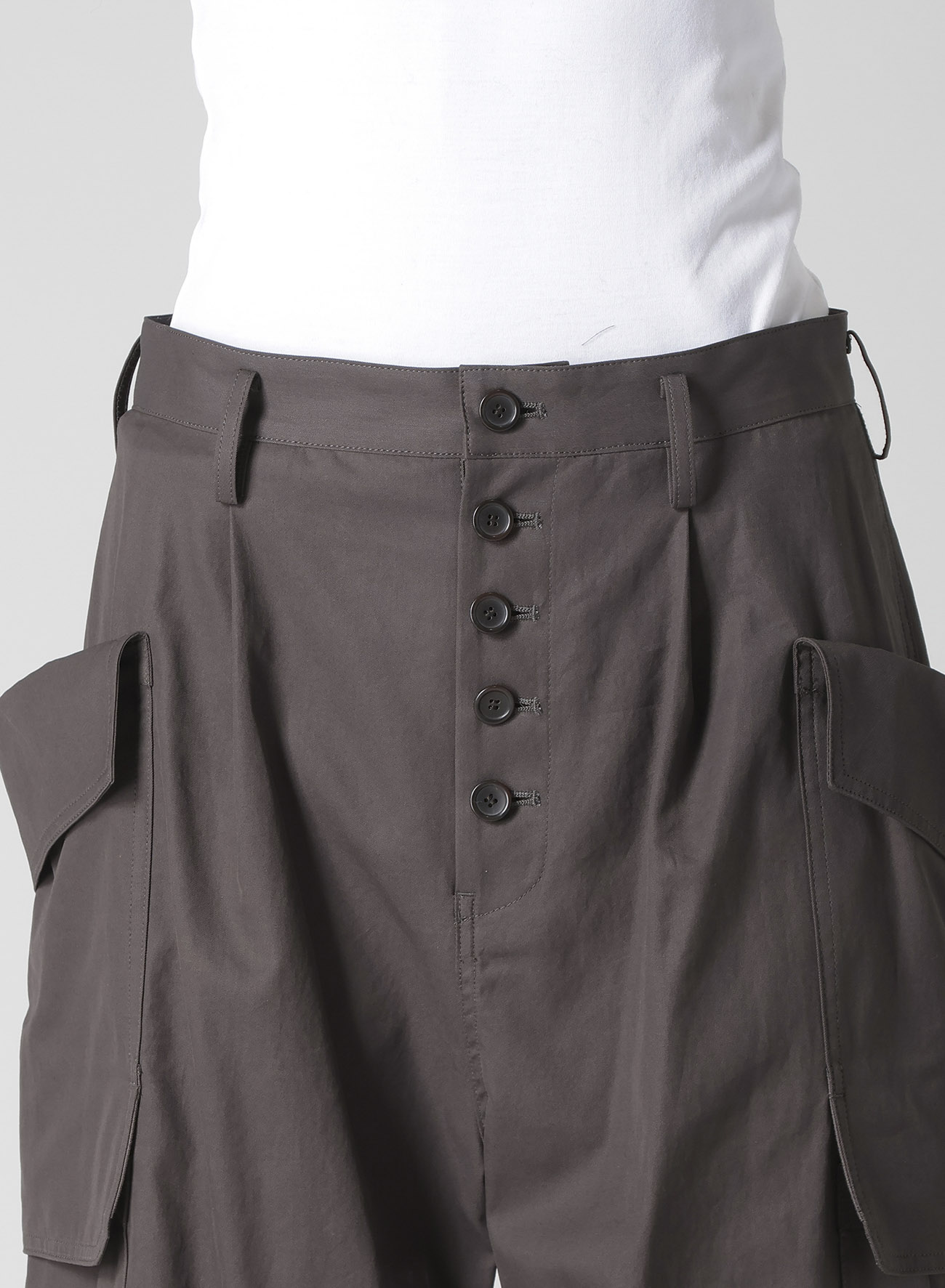 S HIGH-TWISTED GABARDINE SHORT CARGO PANTS