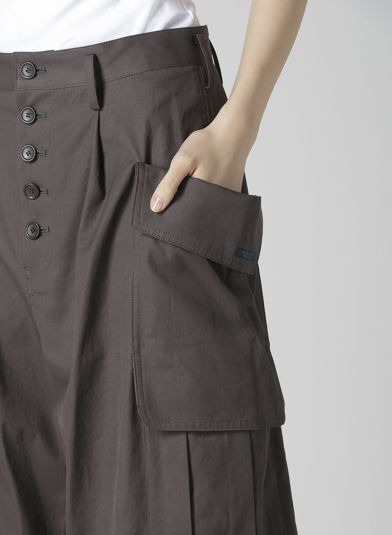 S HIGH-TWISTED GABARDINE SHORT CARGO PANTS