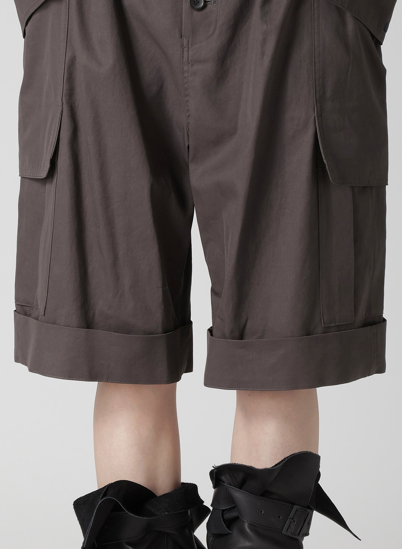 S HIGH-TWISTED GABARDINE SHORT CARGO PANTS