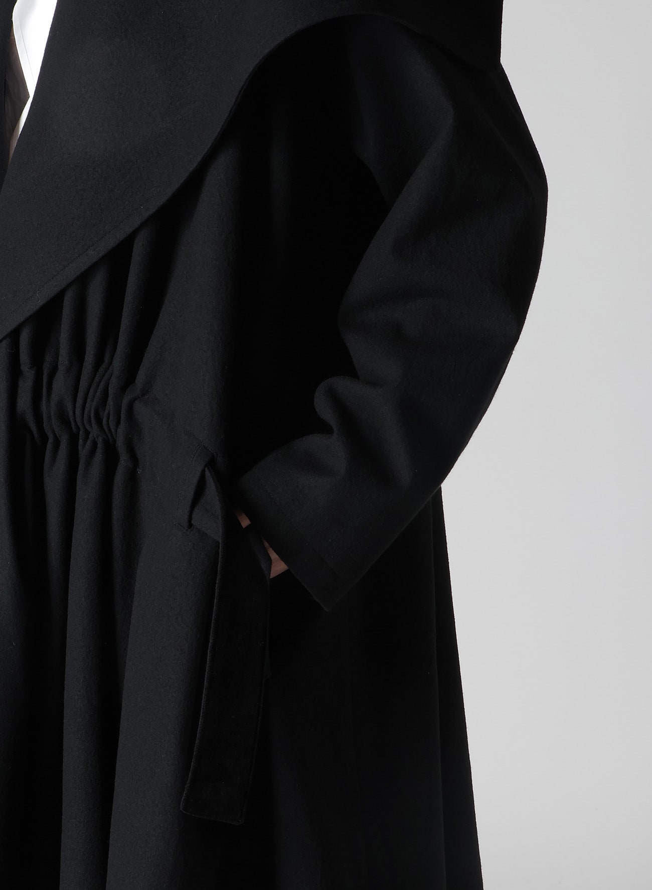 【10/16 10:00 Release】SHRINK WOOL GABARDINE FRONT GATHER DETAIL COAT