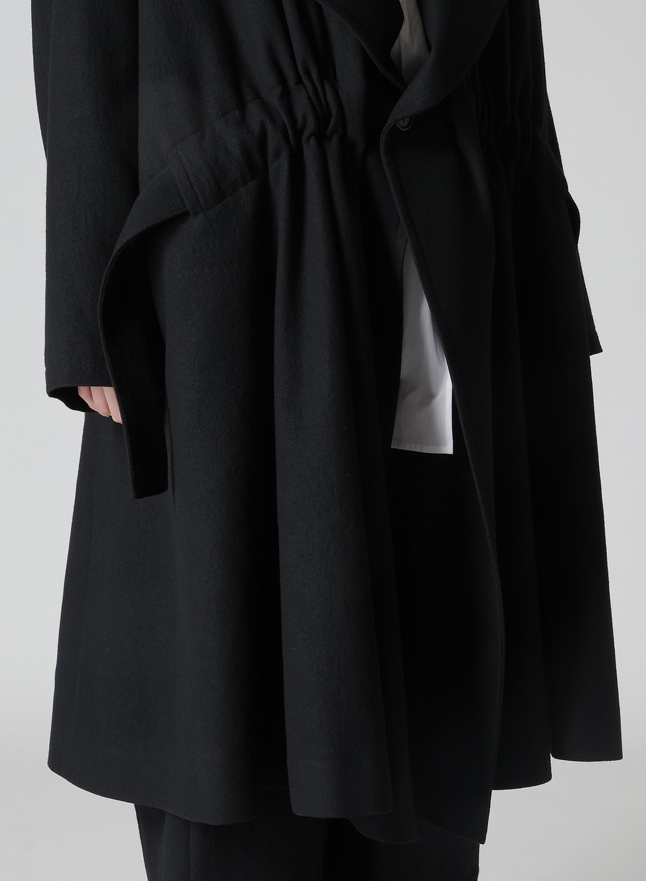 【10/16 10:00 Release】SHRINK WOOL GABARDINE FRONT GATHER DETAIL COAT