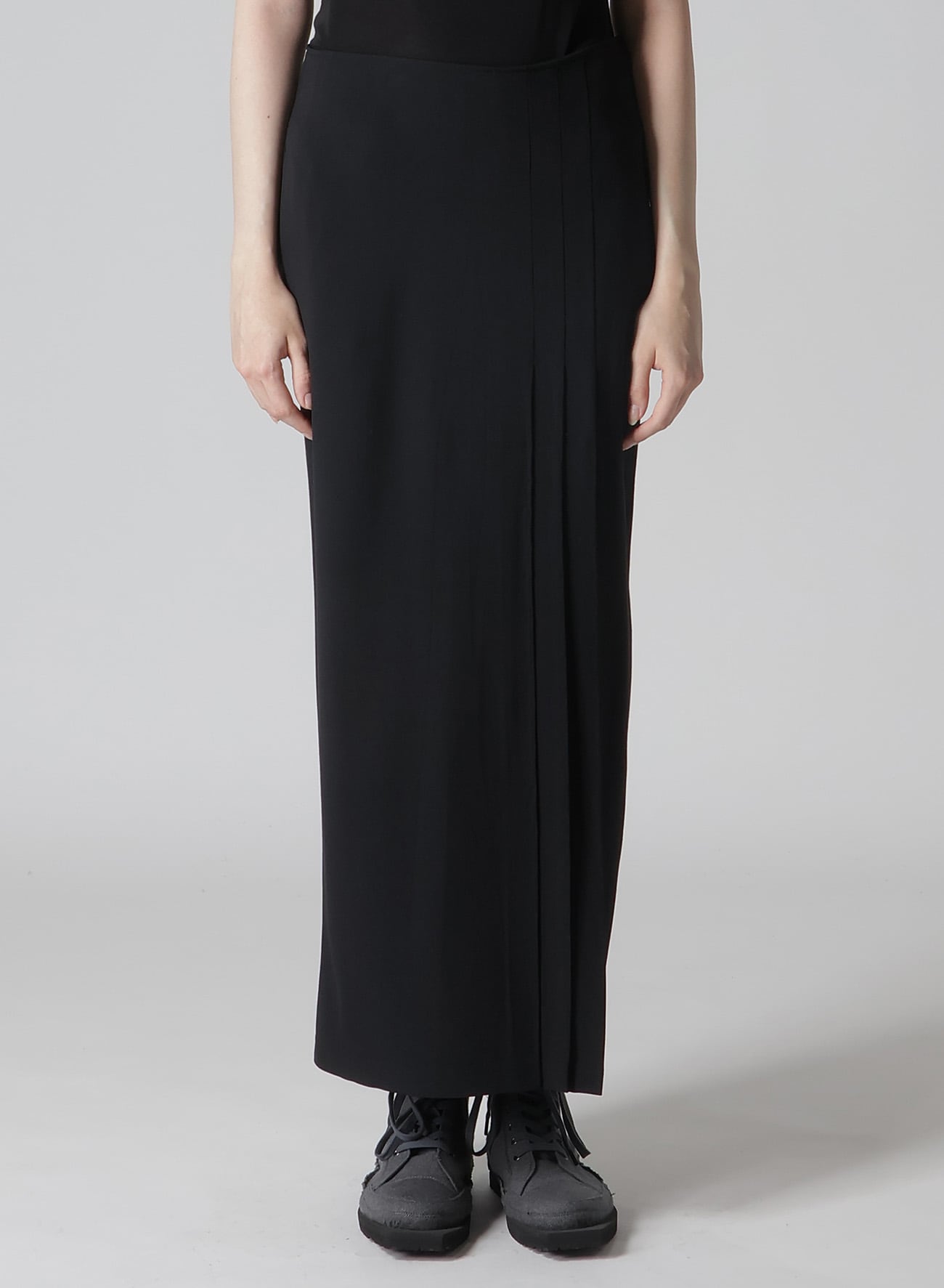 DAMAGED GABARDINE L TUCK DETAIL SLIM SKIRT