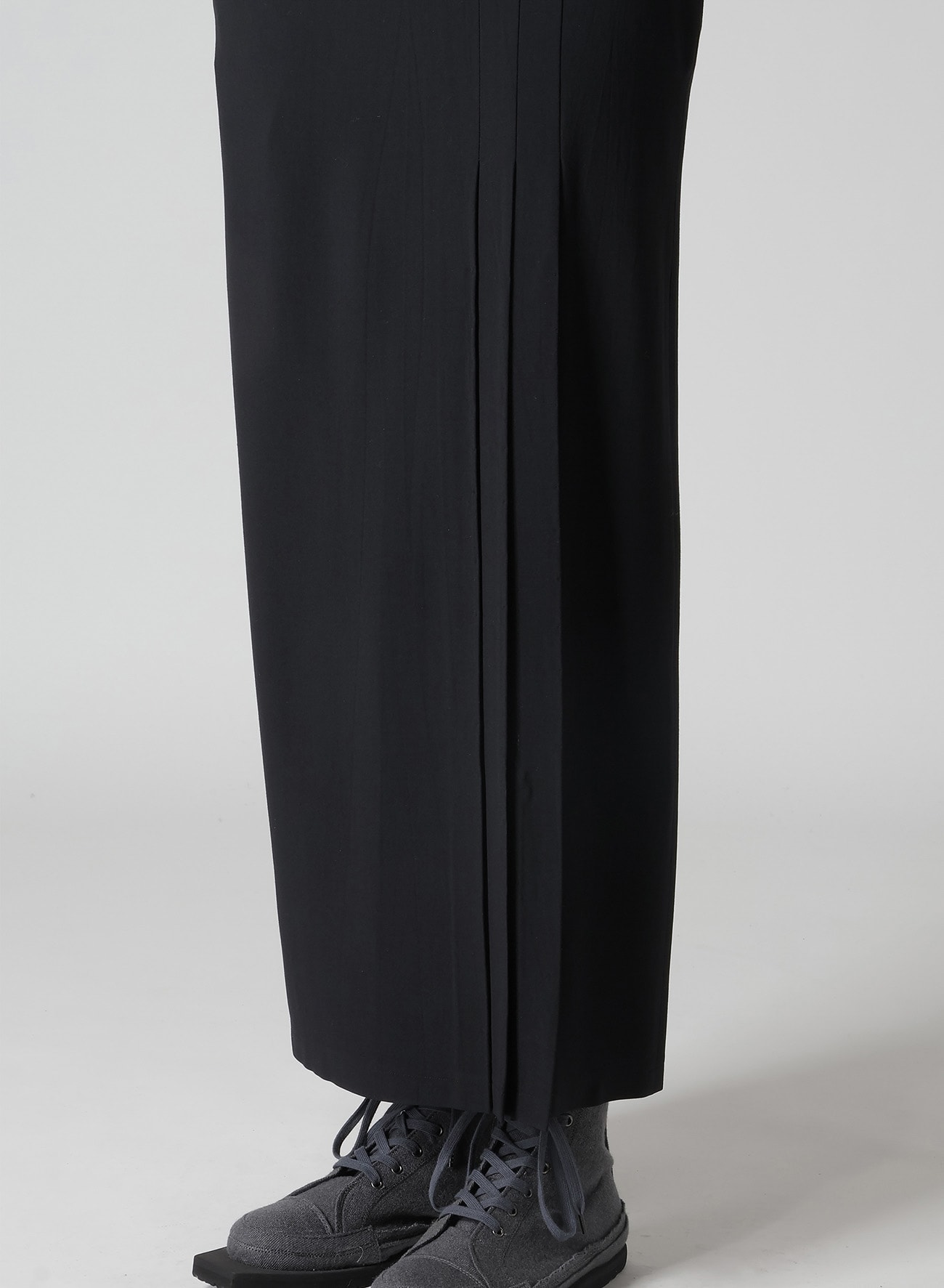 DAMAGED GABARDINE L TUCK DETAIL SLIM SKIRT