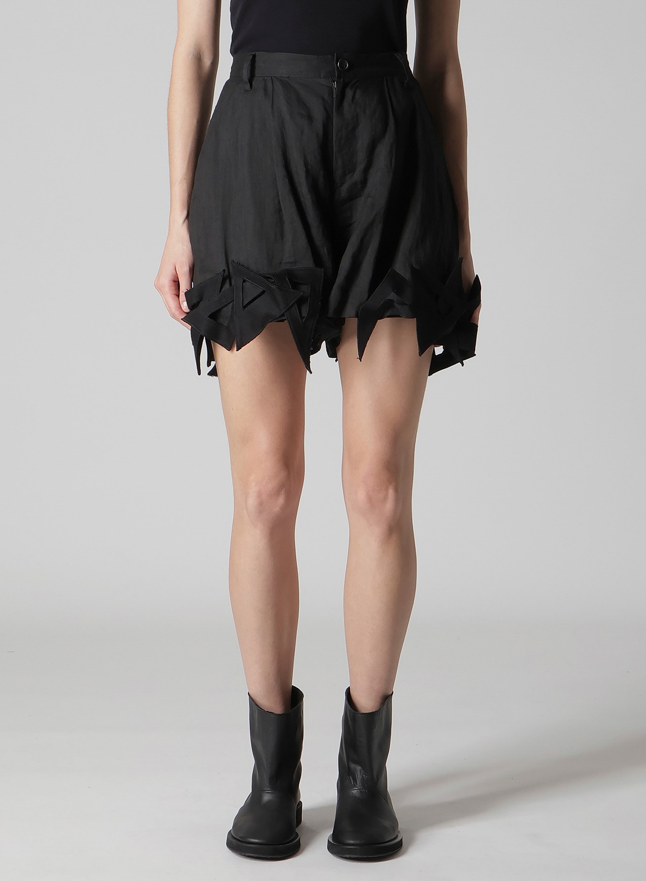 CHAIN MOTIF SHORT PANTS