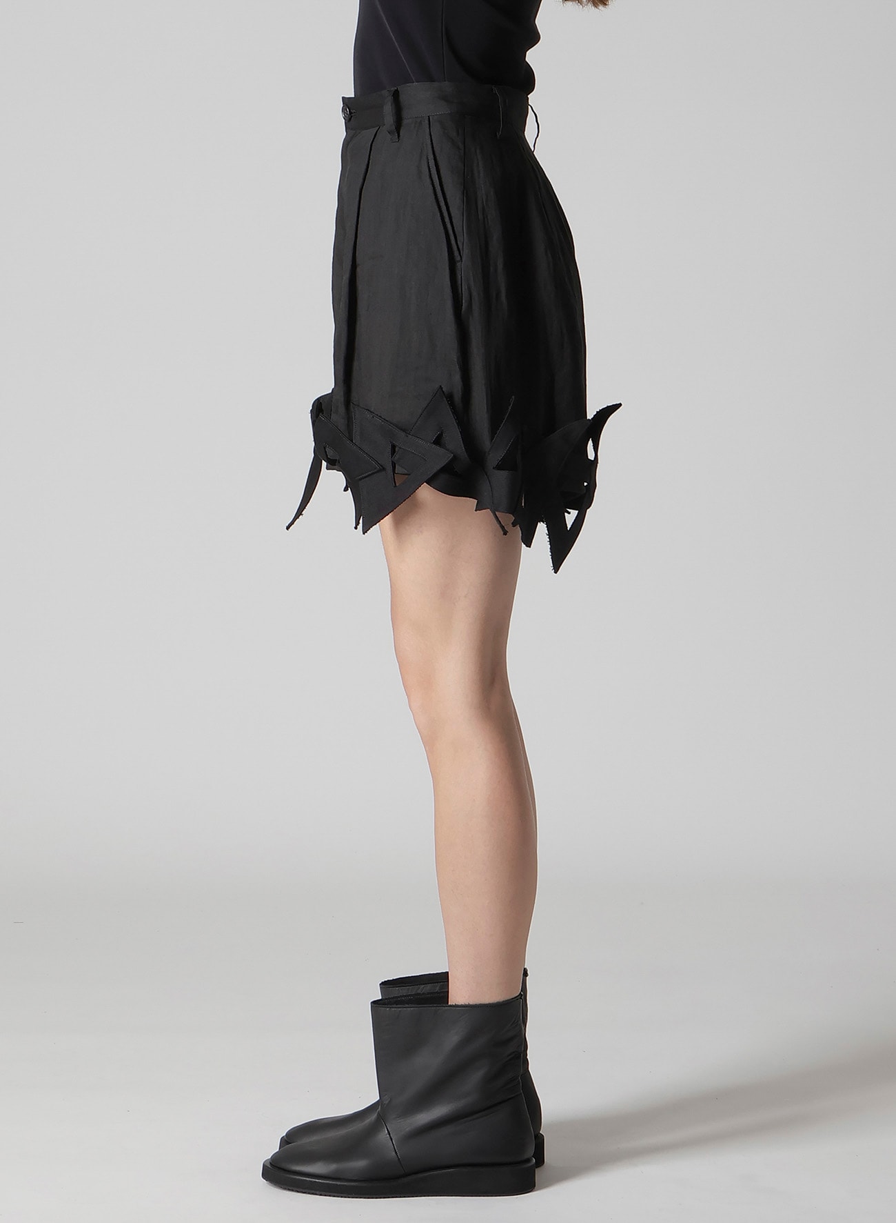 CHAIN MOTIF SHORT PANTS