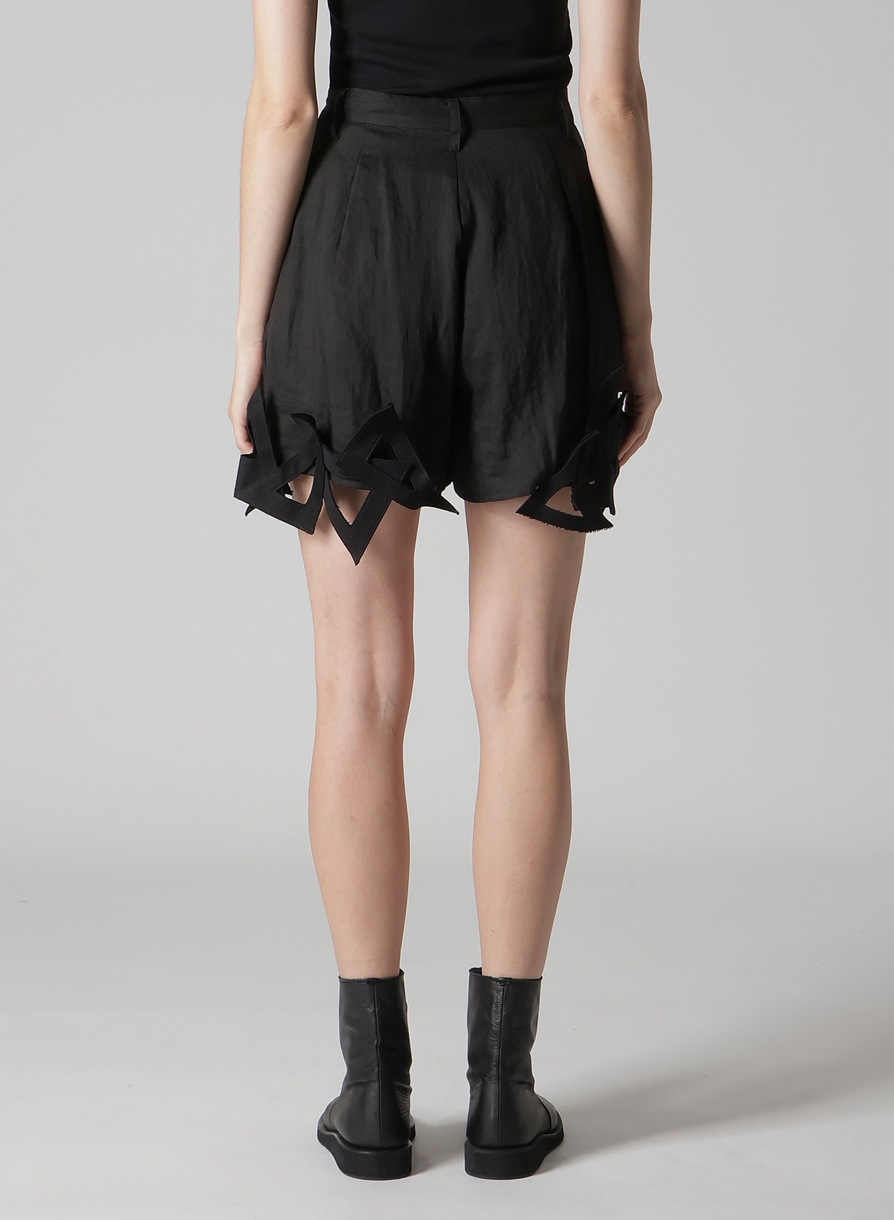 CHAIN MOTIF SHORT PANTS
