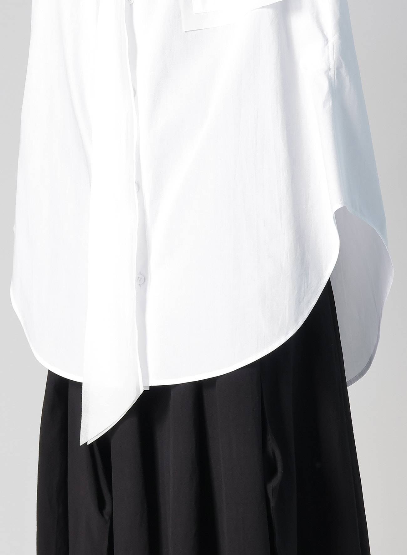 【12/6 10:00 Release】BROAD R-CUTTING TIE BLOUSE