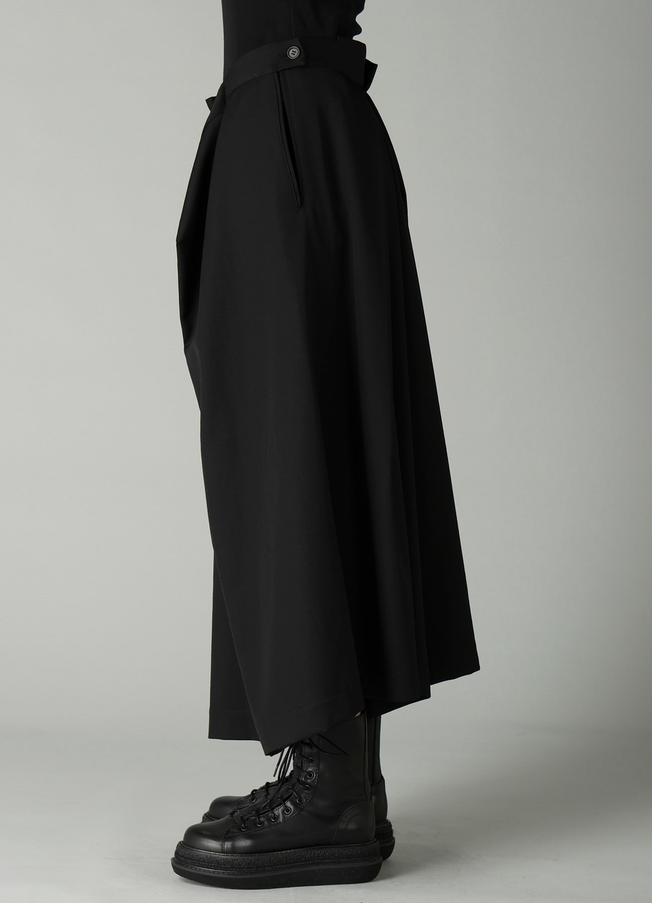 GABARDINE RANDOM TUCK DETAIL PANTS