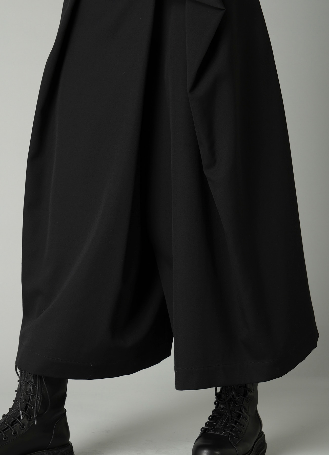 GABARDINE RANDOM TUCK DETAIL PANTS