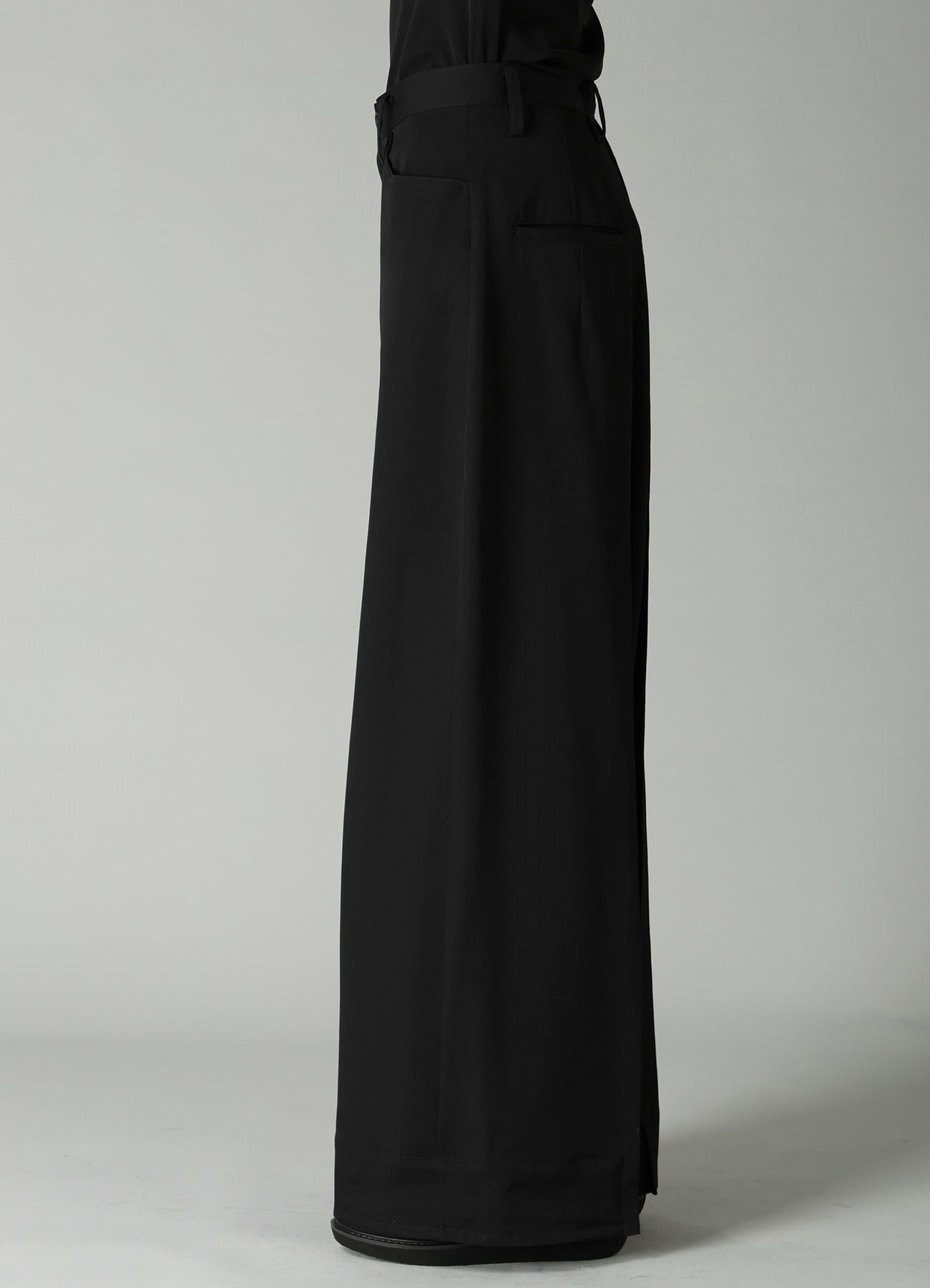 GABARDINE BACKSIDE TUCK BAGGY PANTS