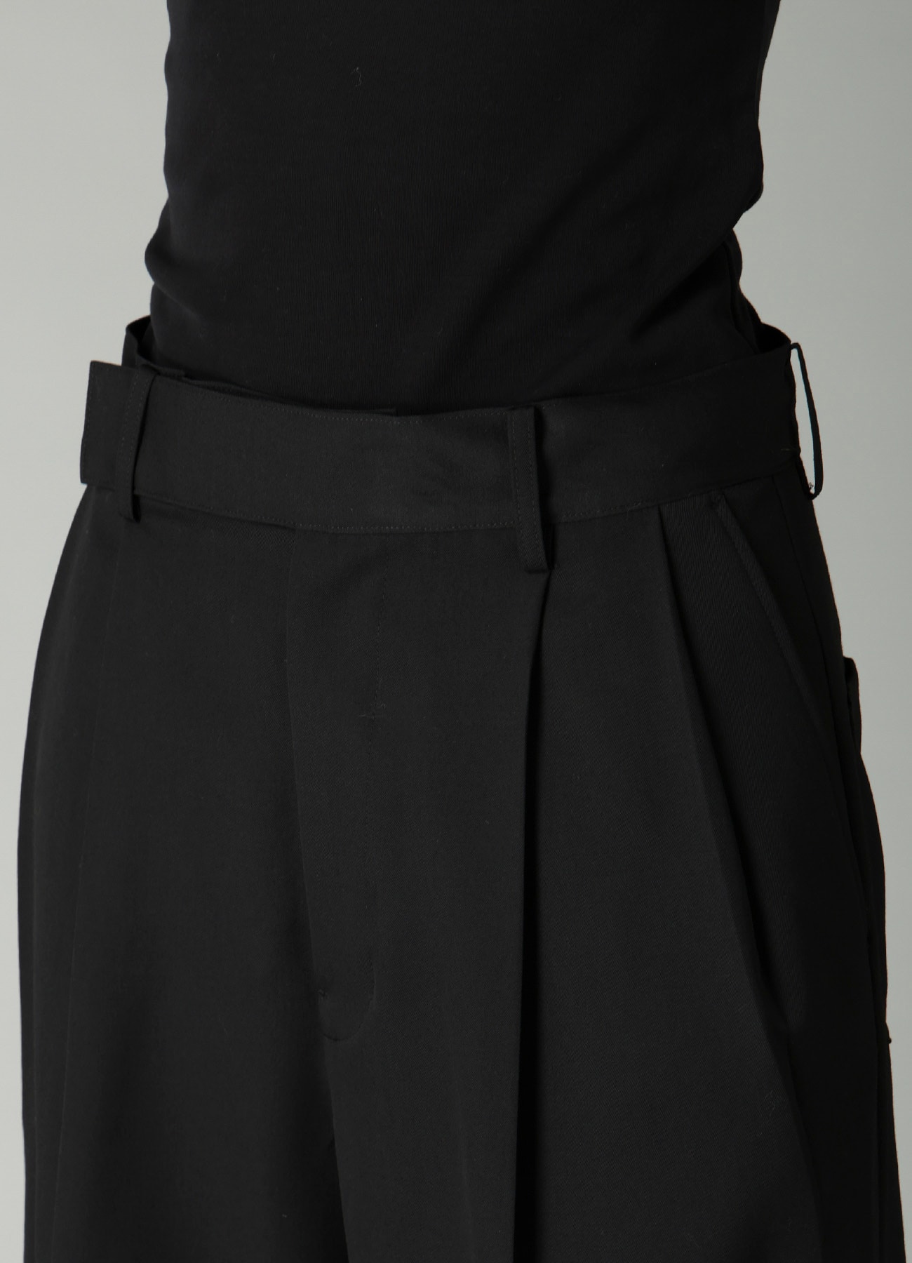 GABARDINE 2 TUCKS BAGGY PANTS