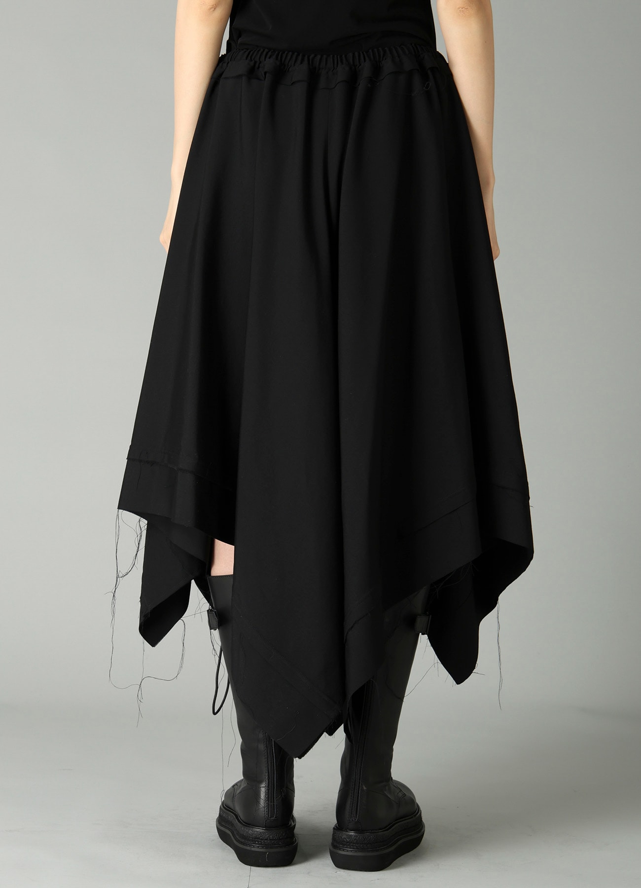 GABARDINE ASYMMETRIC MOVING SKIRT