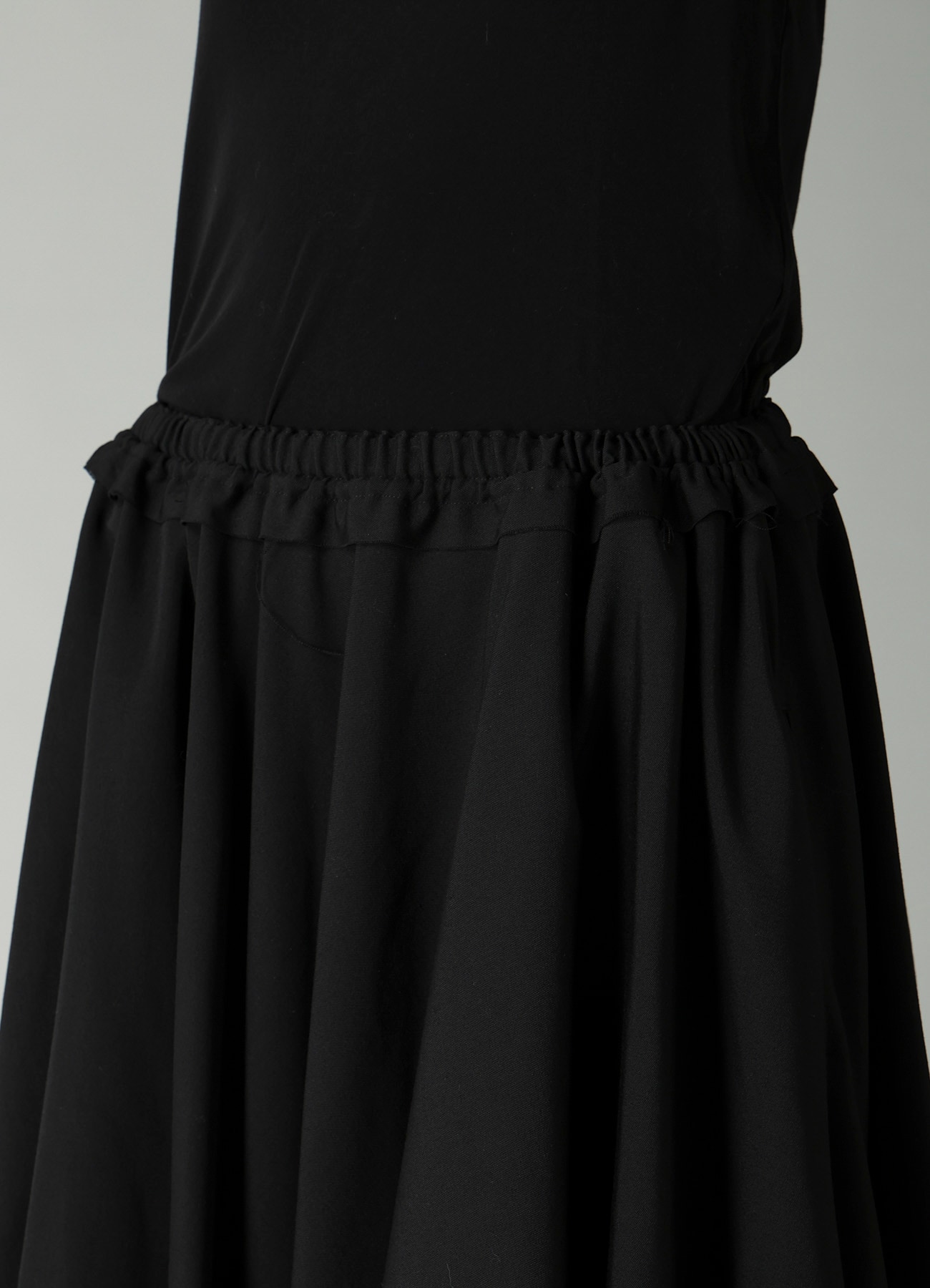 GABARDINE ASYMMETRIC MOVING SKIRT