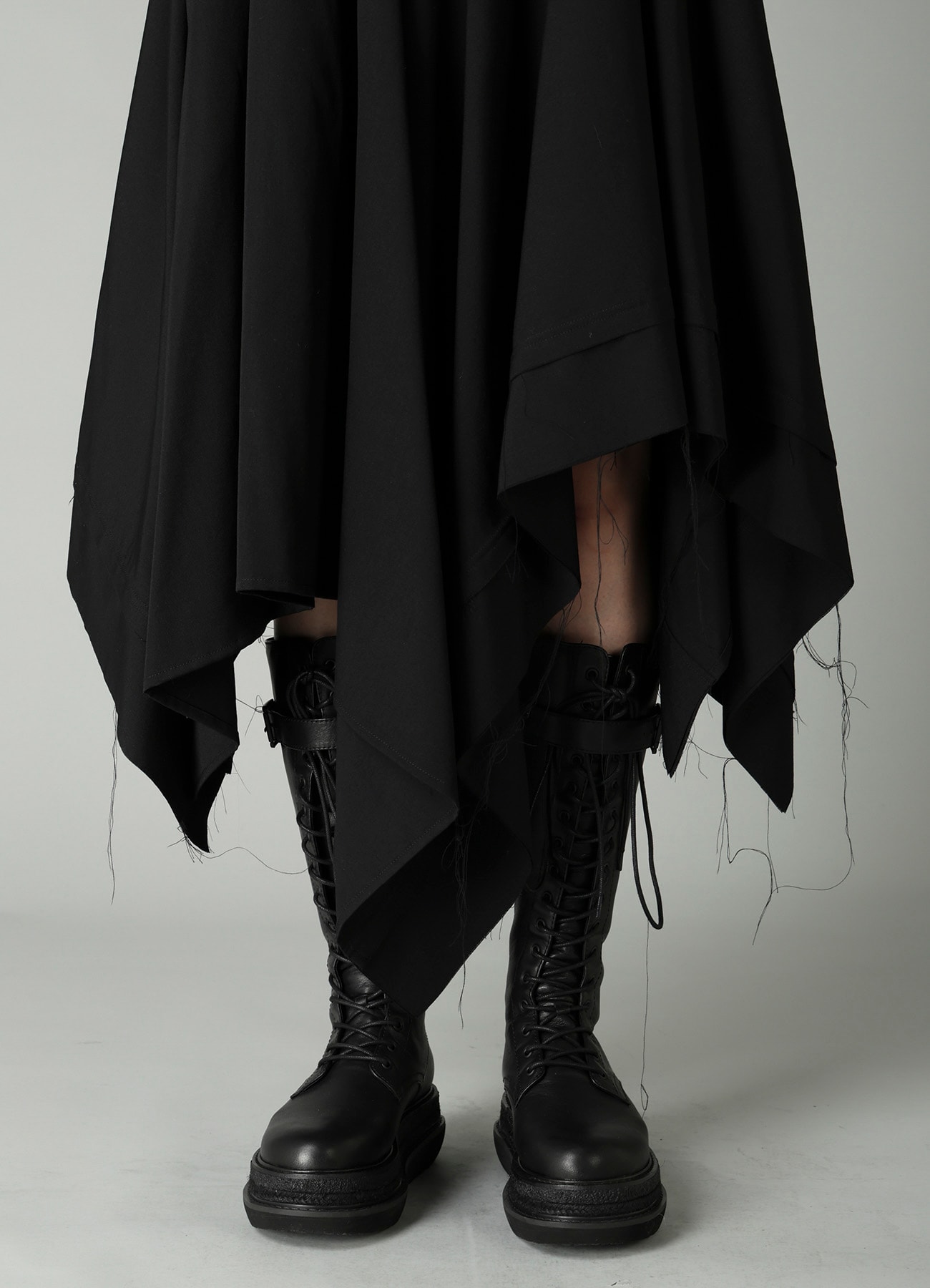 GABARDINE ASYMMETRIC MOVING SKIRT