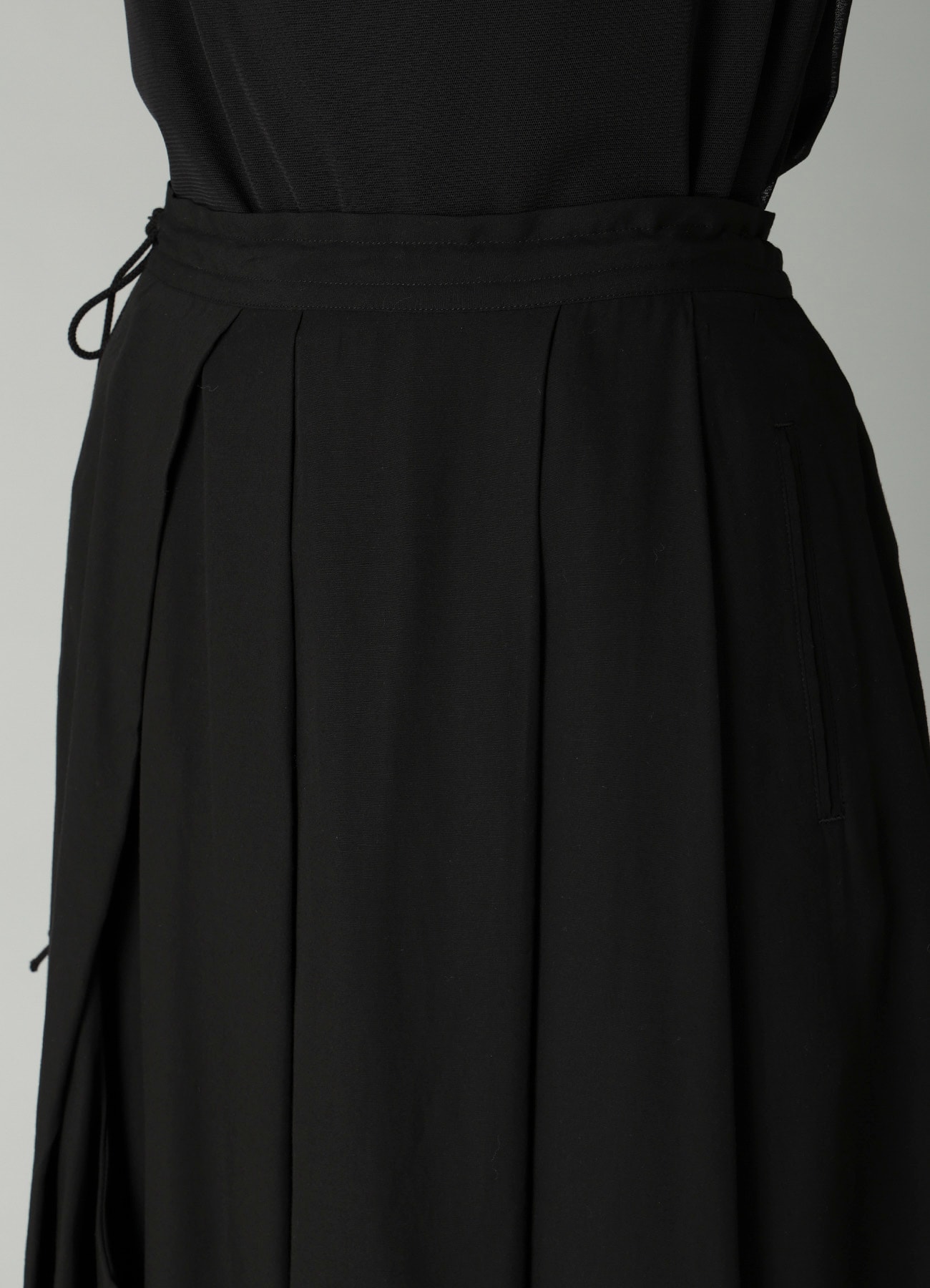 CELLULOSE POPLIN UNBALANCED TUCK SKIRT
