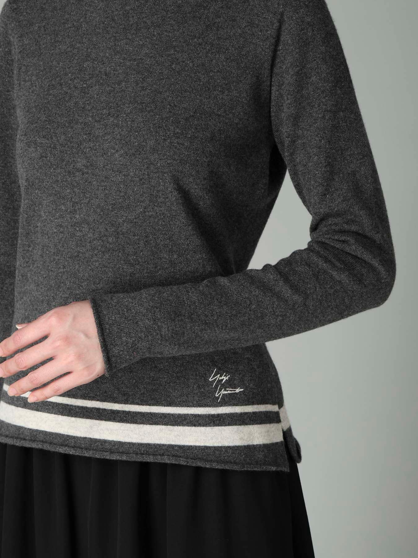 EMBROIDERY LINE YY SIGNATURE SWEATER