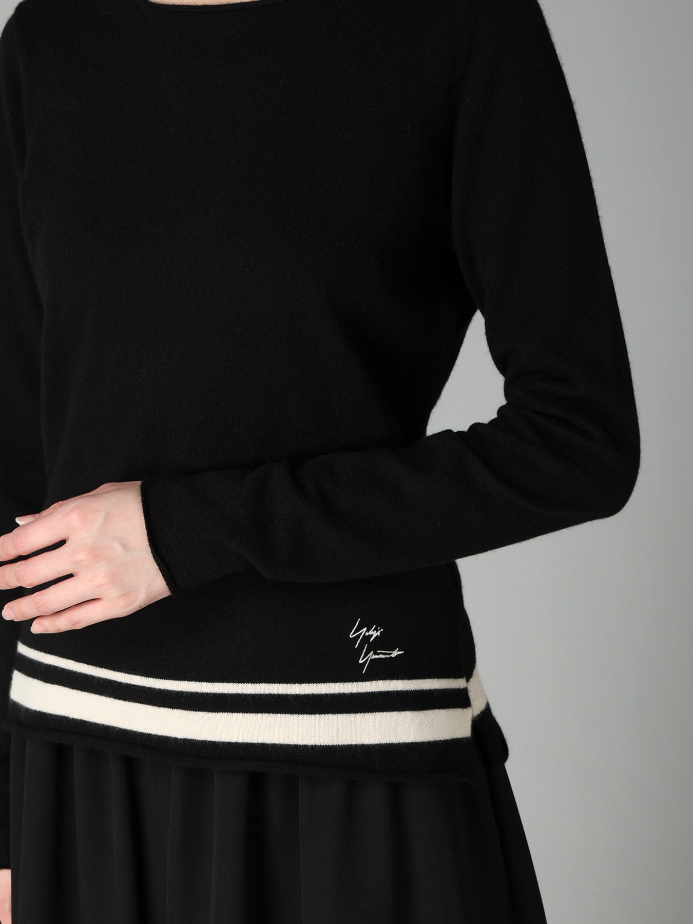 EMBROIDERY LINE YY SIGNATURE SWEATER