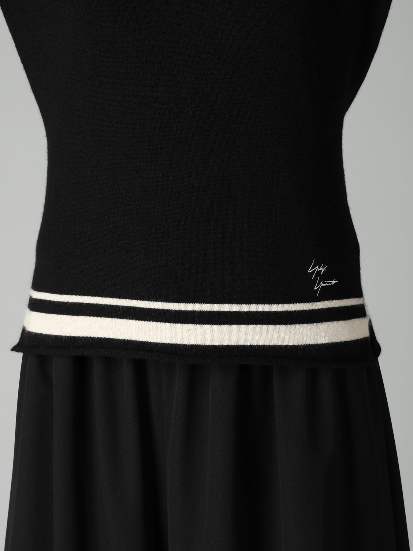 EMBROIDERY LINE YY SIGNATURE SWEATER