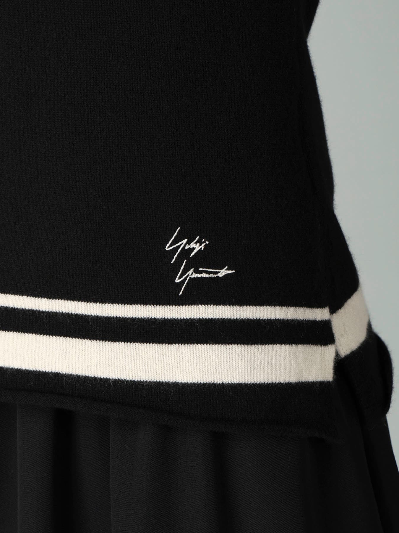 EMBROIDERY LINE YY SIGNATURE SWEATER