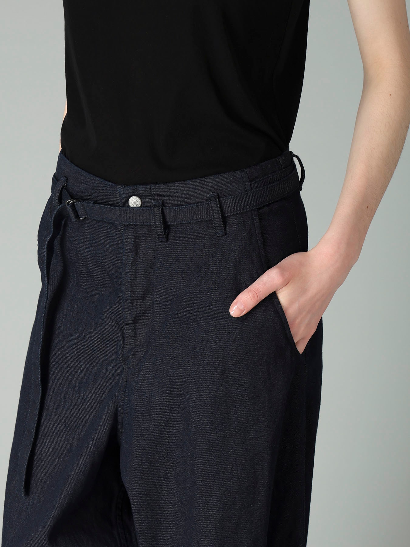 8OZ UNEVEN YARN DENIM B W BELT DETAIL PANTS