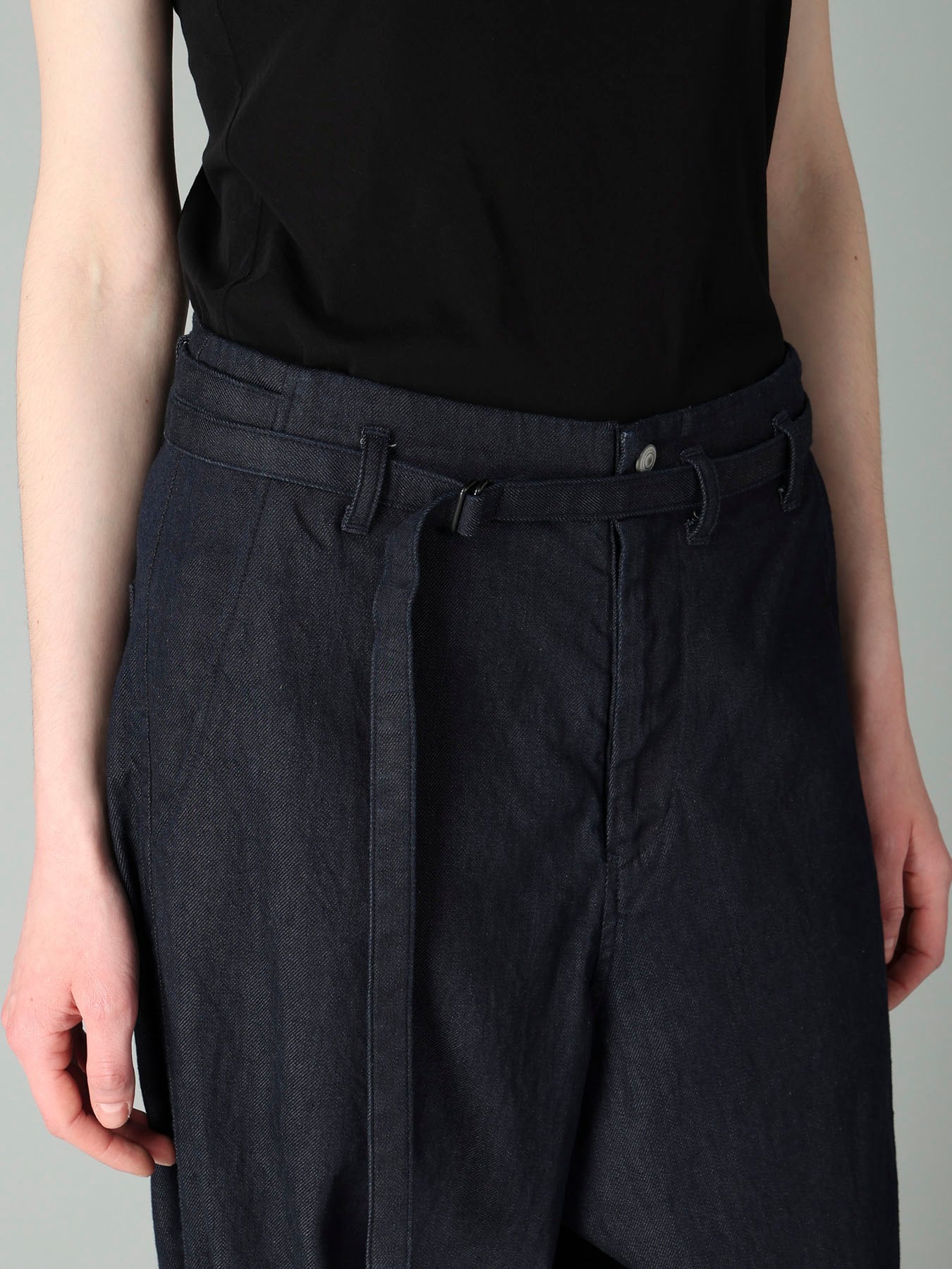 8OZ UNEVEN YARN DENIM B W BELT DETAIL PANTS