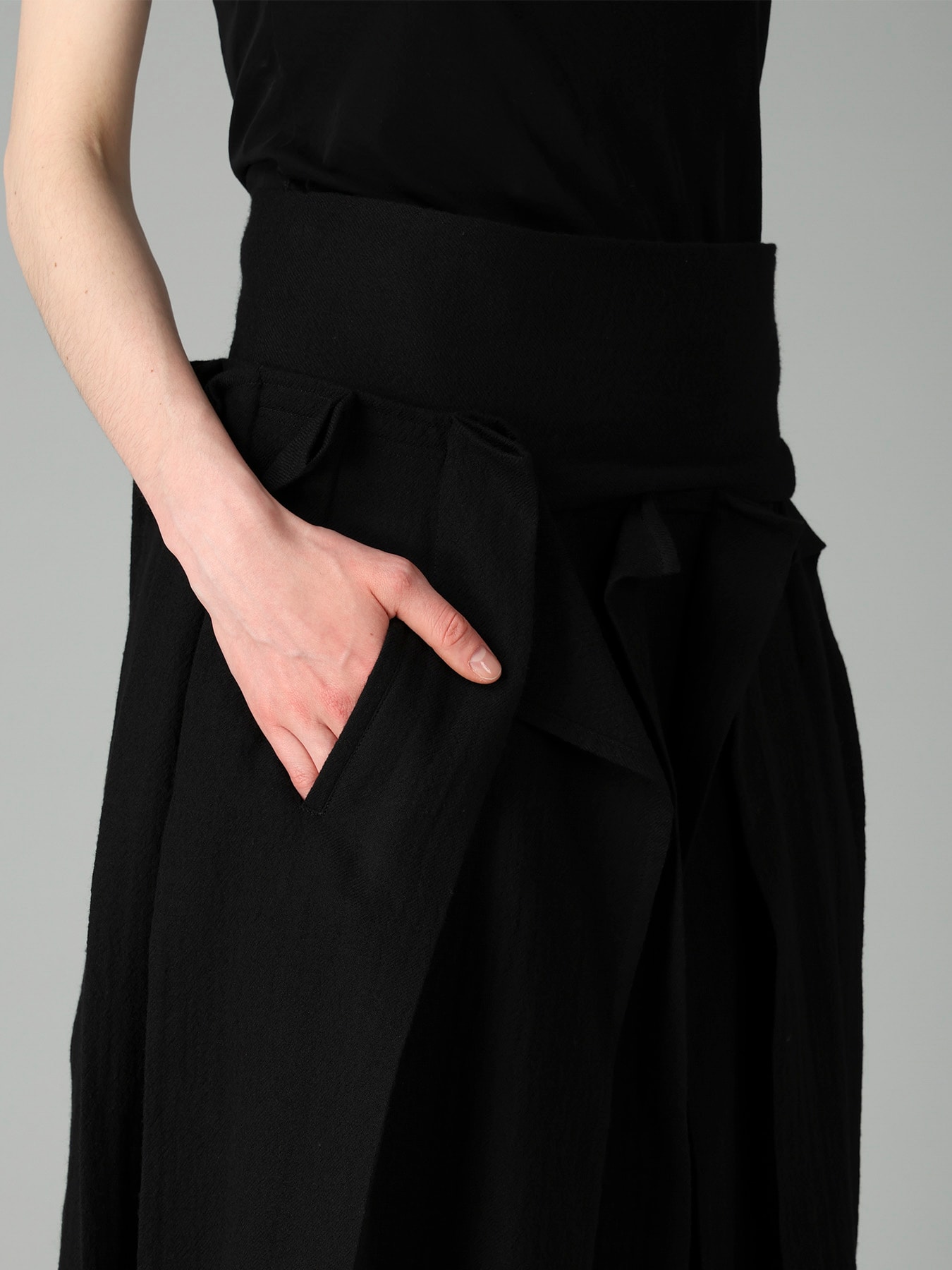 SOFT WOOL REVERSE TUCKED SKIRT
