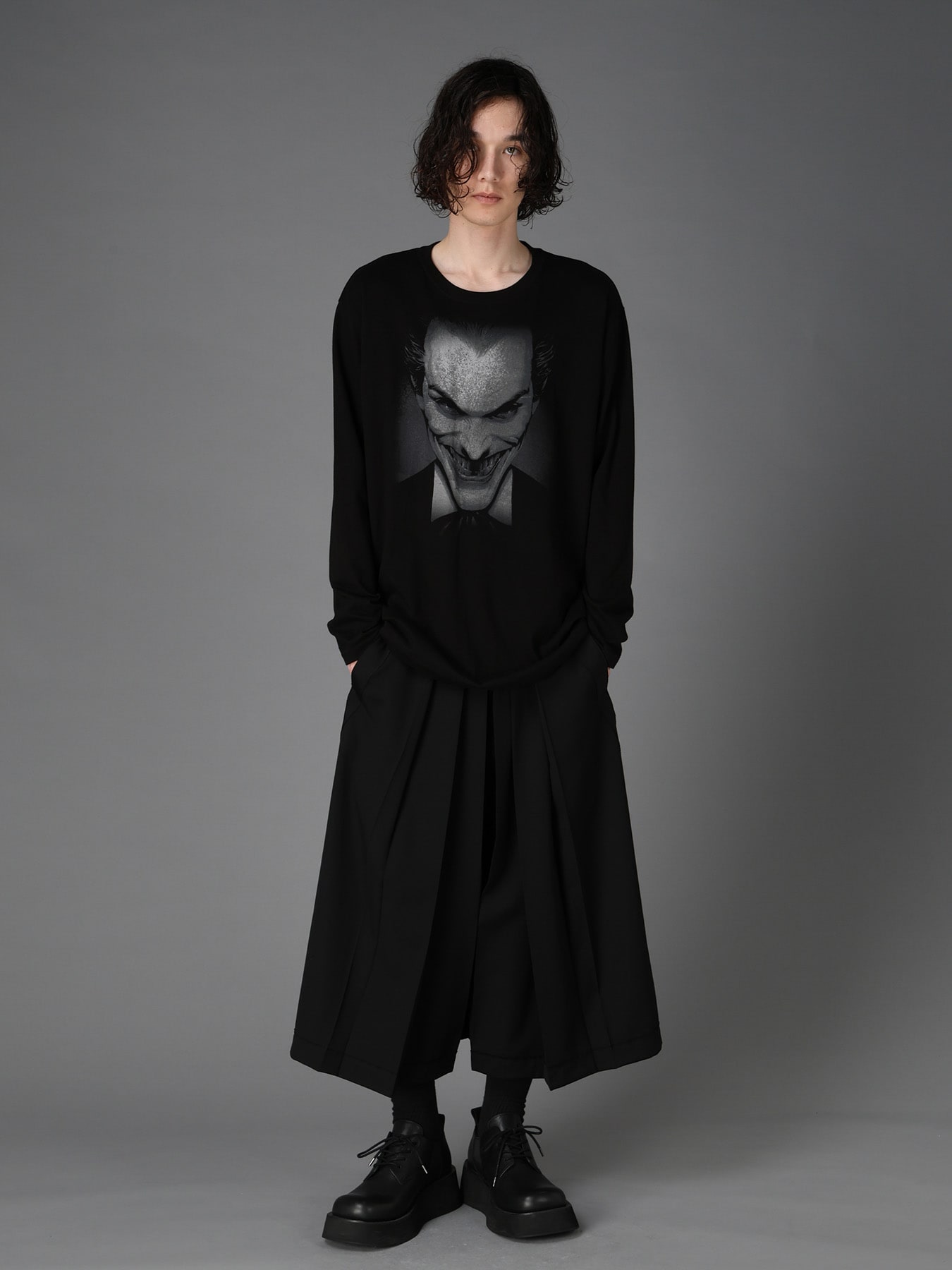 DC SUPER-VILLAINS "THE JOKER" GRAPHIC LONG T-SHIRT