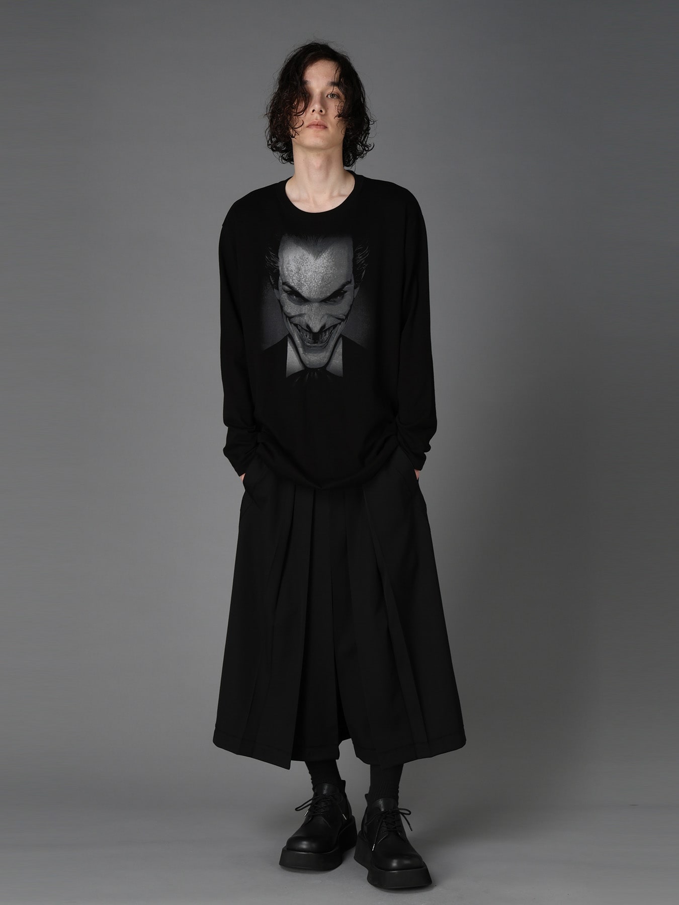 DC SUPER-VILLAINS "THE JOKER" GRAPHIC LONG T-SHIRT