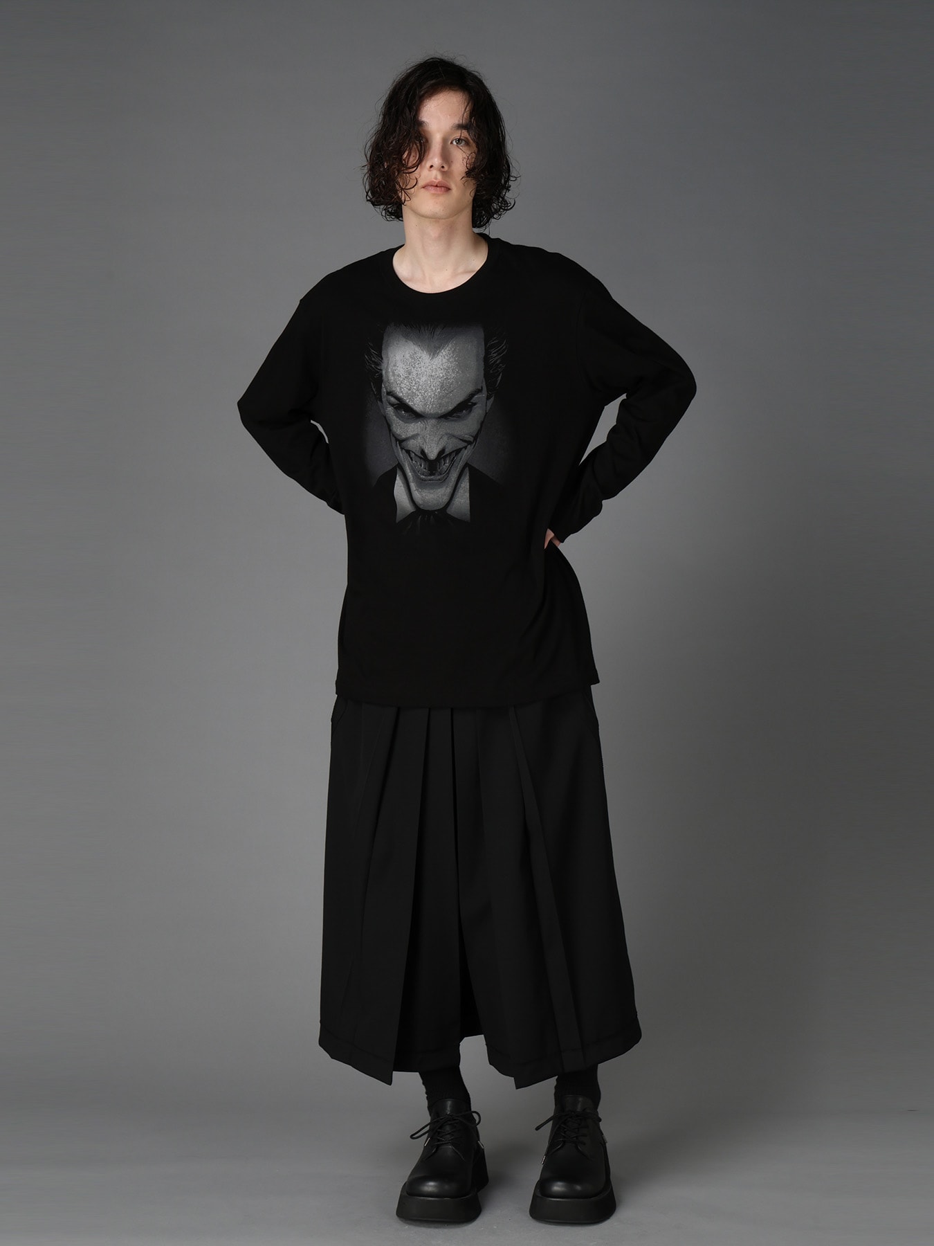 DC SUPER-VILLAINS "THE JOKER" GRAPHIC LONG T-SHIRT