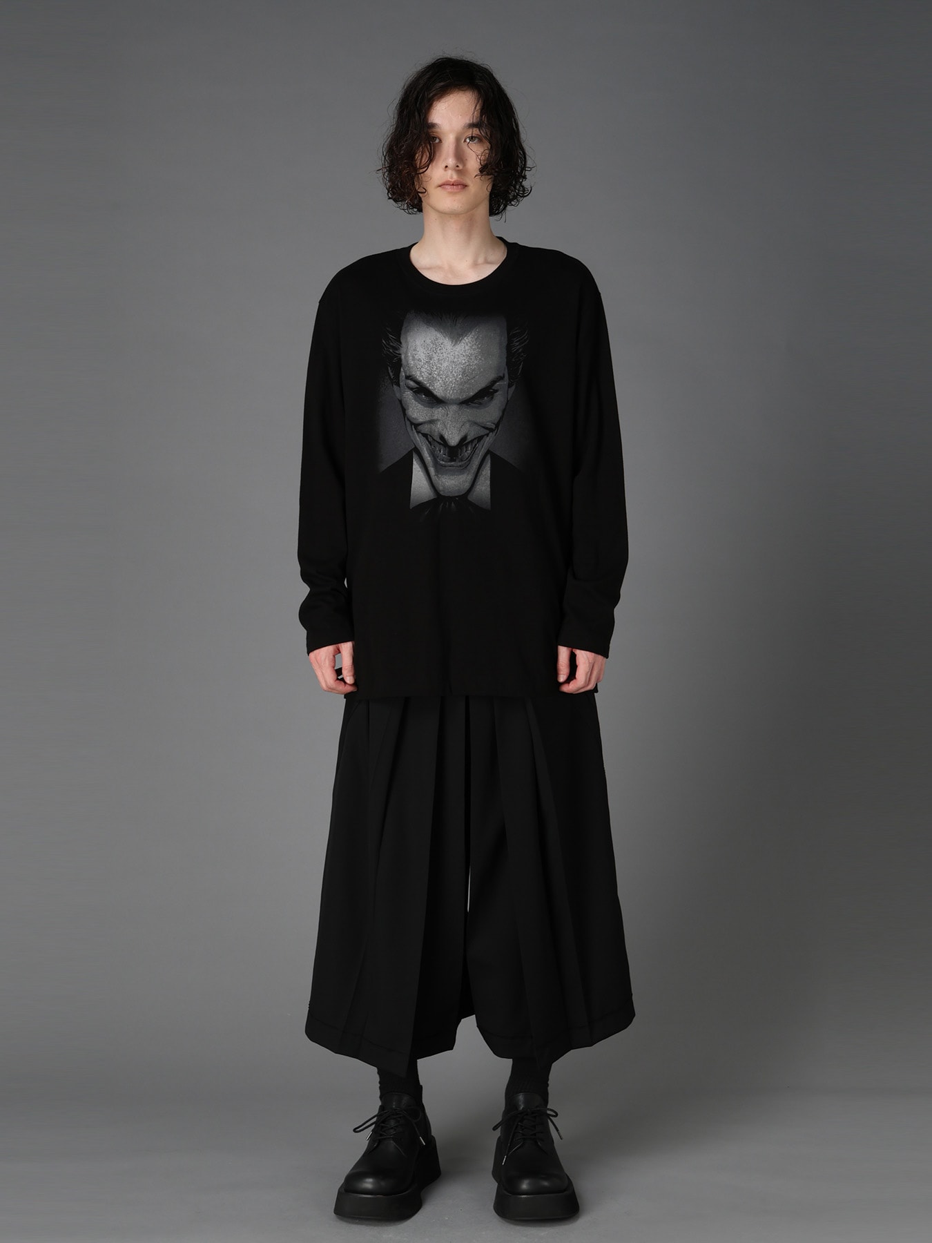 DC SUPER-VILLAINS "THE JOKER" GRAPHIC LONG T-SHIRT