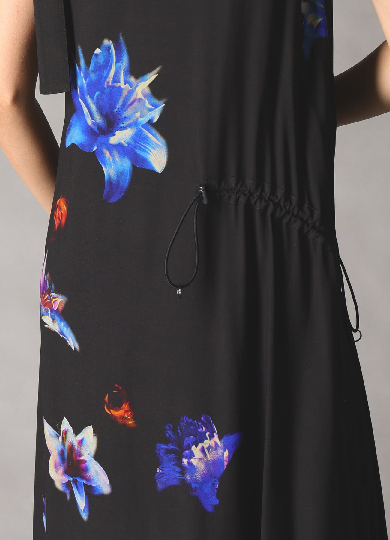 【1/16 10:00 Release】LILY PATTERN ASYMMETRY DRAWCORD DRESS