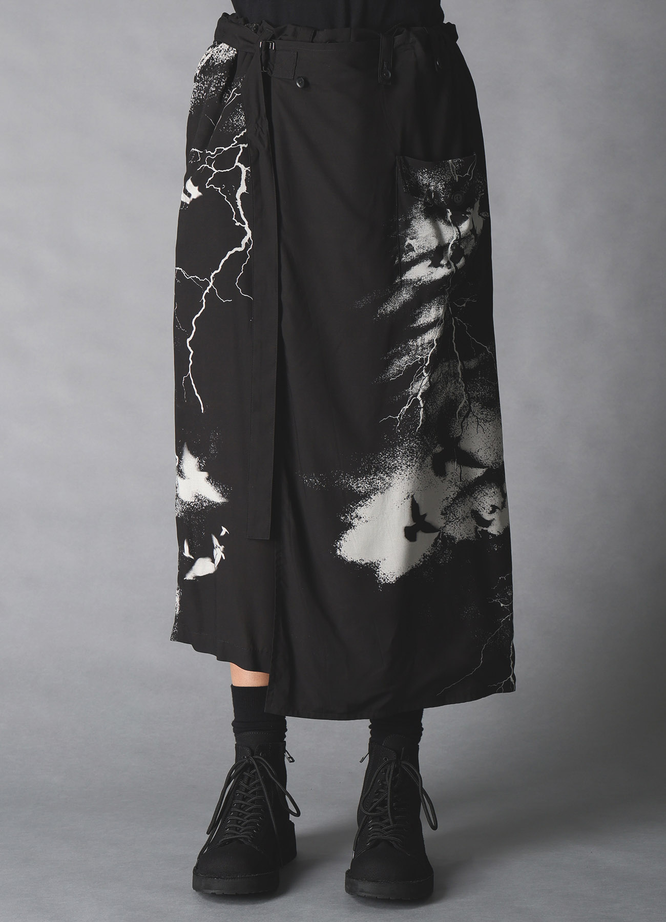 CROW PATTERN WRAP PANTS