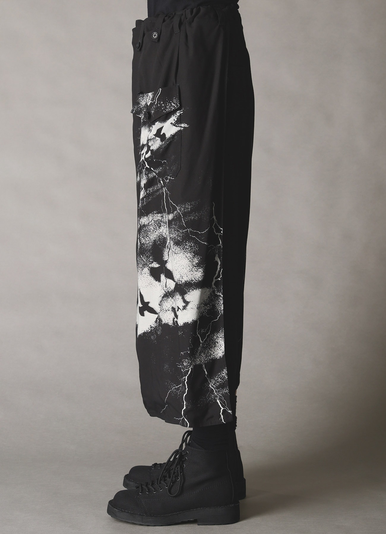 CROW PATTERN WRAP PANTS