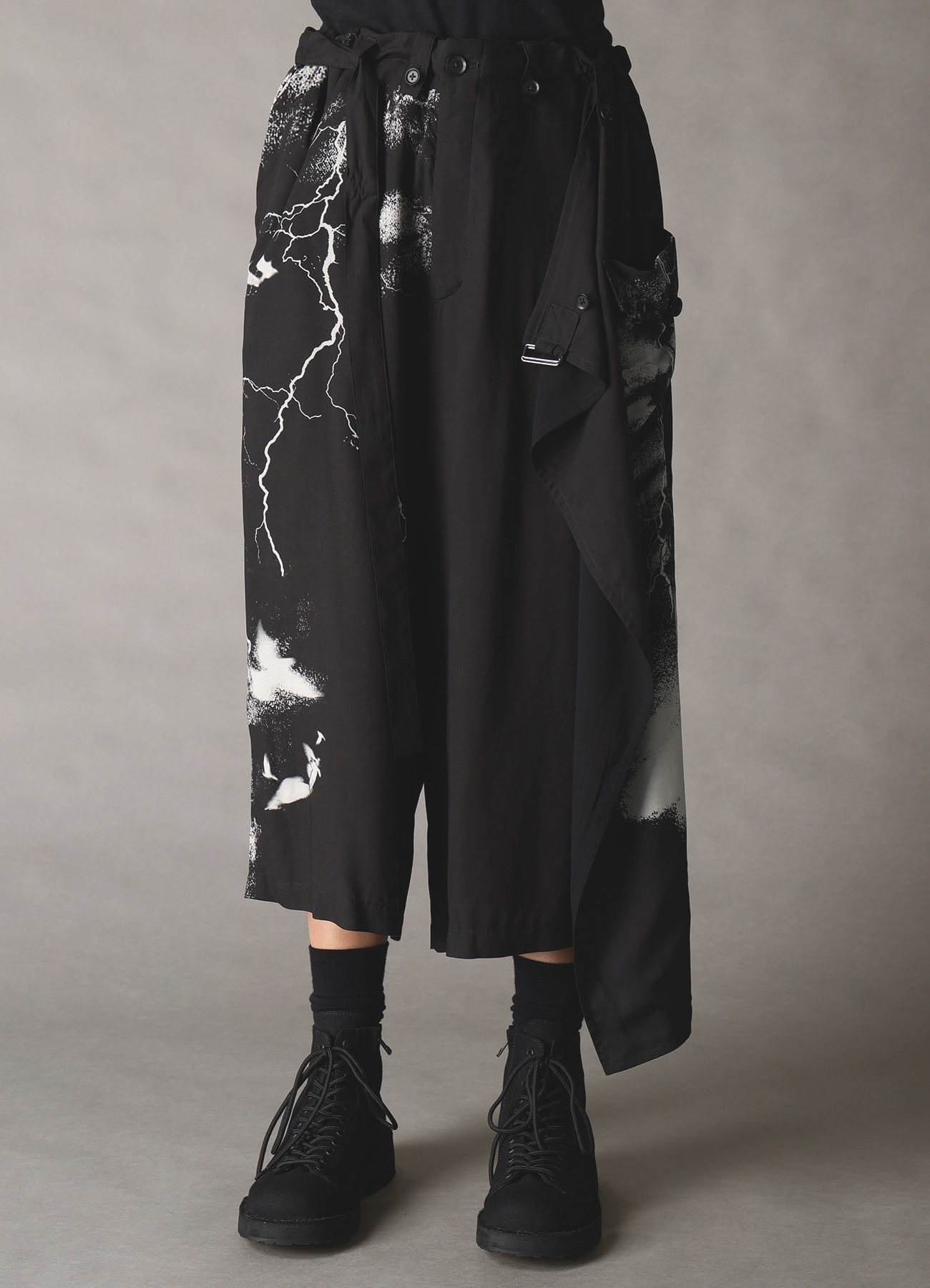 CROW PATTERN WRAP PANTS