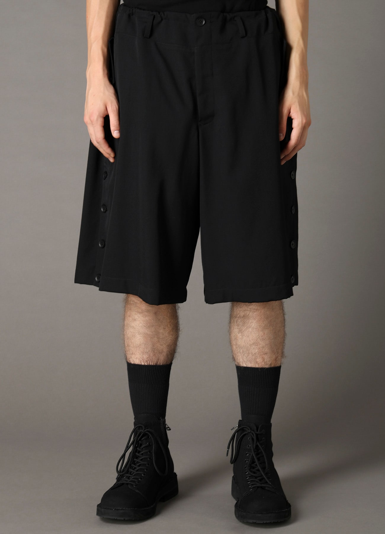WOOL GABARDINE SHORT PANTS WITH EYELETS