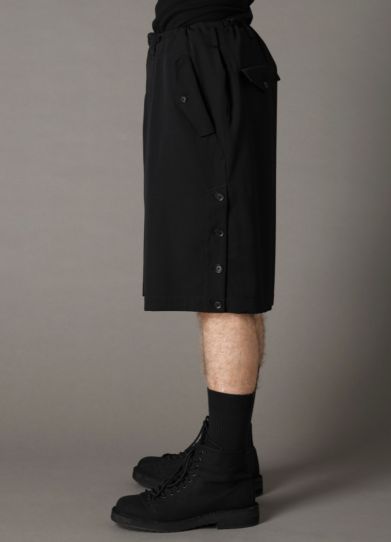 WOOL GABARDINE SHORT PANTS WITH EYELETS