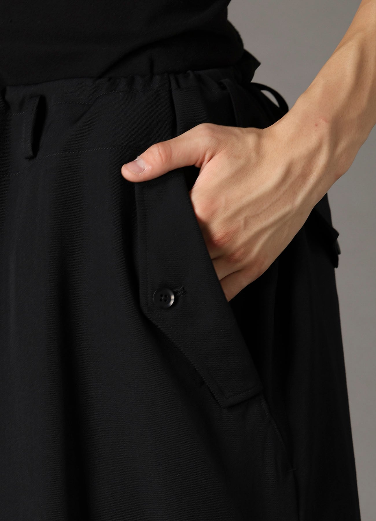 WOOL GABARDINE SHORT PANTS WITH EYELETS