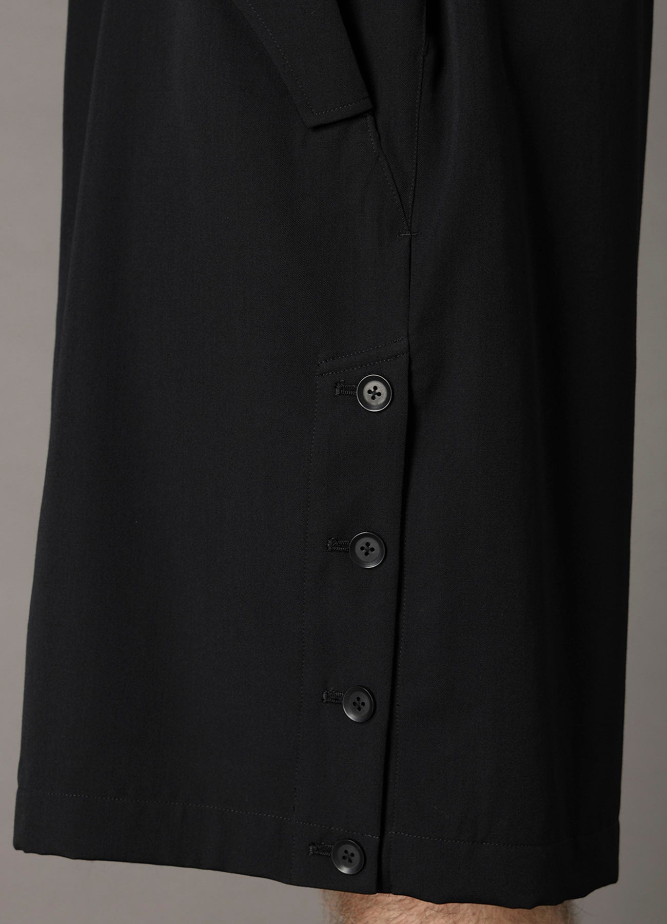 WOOL GABARDINE SHORT PANTS WITH EYELETS