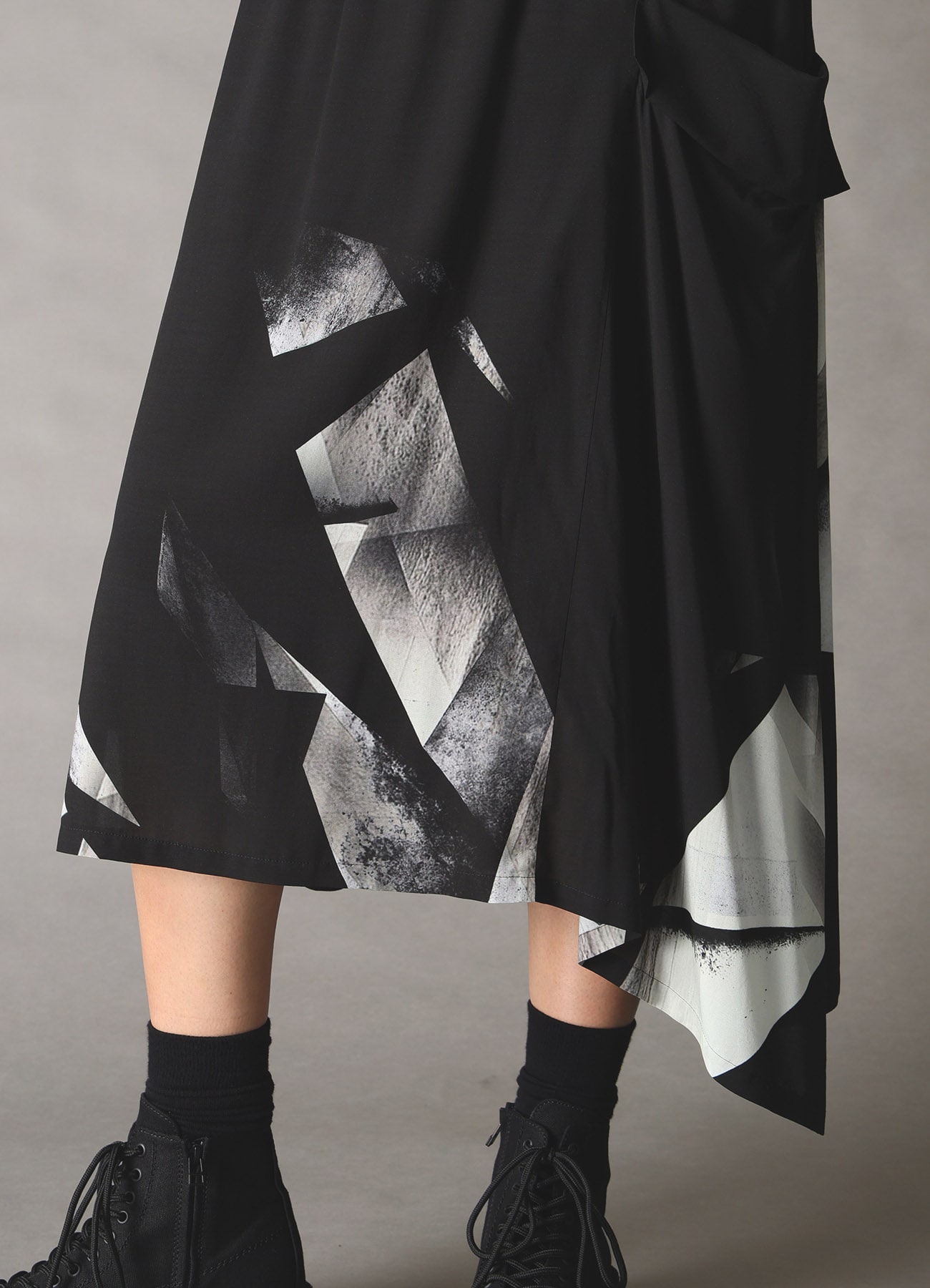 GEOMETRIC PATTERN LEFT DRAPE GATHERED SKIRT